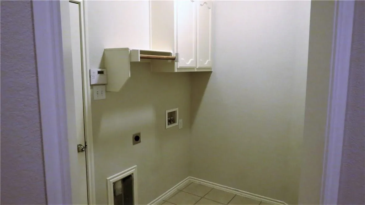Single Family Residence For Rent in Tarrant County , 8004 Ranchvale Lane, Arlington, Texas 76002, 4 Bedroom, 2 Bathroom, 2 Garage spaces, 2,045 Sqft, built in 2004, mls#21353078, Real Estate Agent in Arlington, Homes For Rent in Tarrant county, Homes For Rent in Arlington, Realtor in Arlington Texas, Real Estate Brokerage Independent Realty Texas, Luminita Cordes Realtor