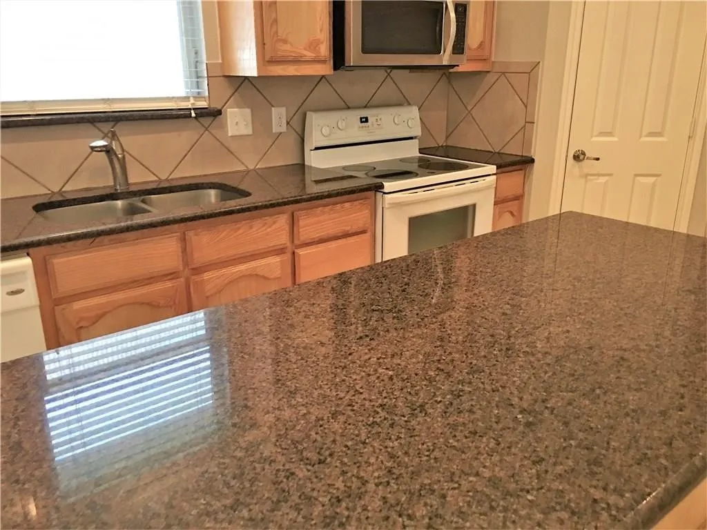 Single Family Residence For Rent in Tarrant County , 8004 Ranchvale Lane, Arlington, Texas 76002, 4 Bedroom, 2 Bathroom, 2 Garage spaces, 2,045 Sqft, built in 2004, mls#21353078, Real Estate Agent in Arlington, Homes For Rent in Tarrant county, Homes For Rent in Arlington, Realtor in Arlington Texas, Real Estate Brokerage Independent Realty Texas, Luminita Cordes Realtor