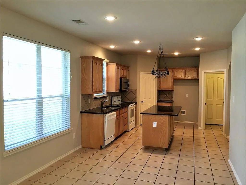 Single Family Residence For Rent in Tarrant County , 8004 Ranchvale Lane, Arlington, Texas 76002, 4 Bedroom, 2 Bathroom, 2 Garage spaces, 2,045 Sqft, built in 2004, mls#21353078, Real Estate Agent in Arlington, Homes For Rent in Tarrant county, Homes For Rent in Arlington, Realtor in Arlington Texas, Real Estate Brokerage Independent Realty Texas, Luminita Cordes Realtor