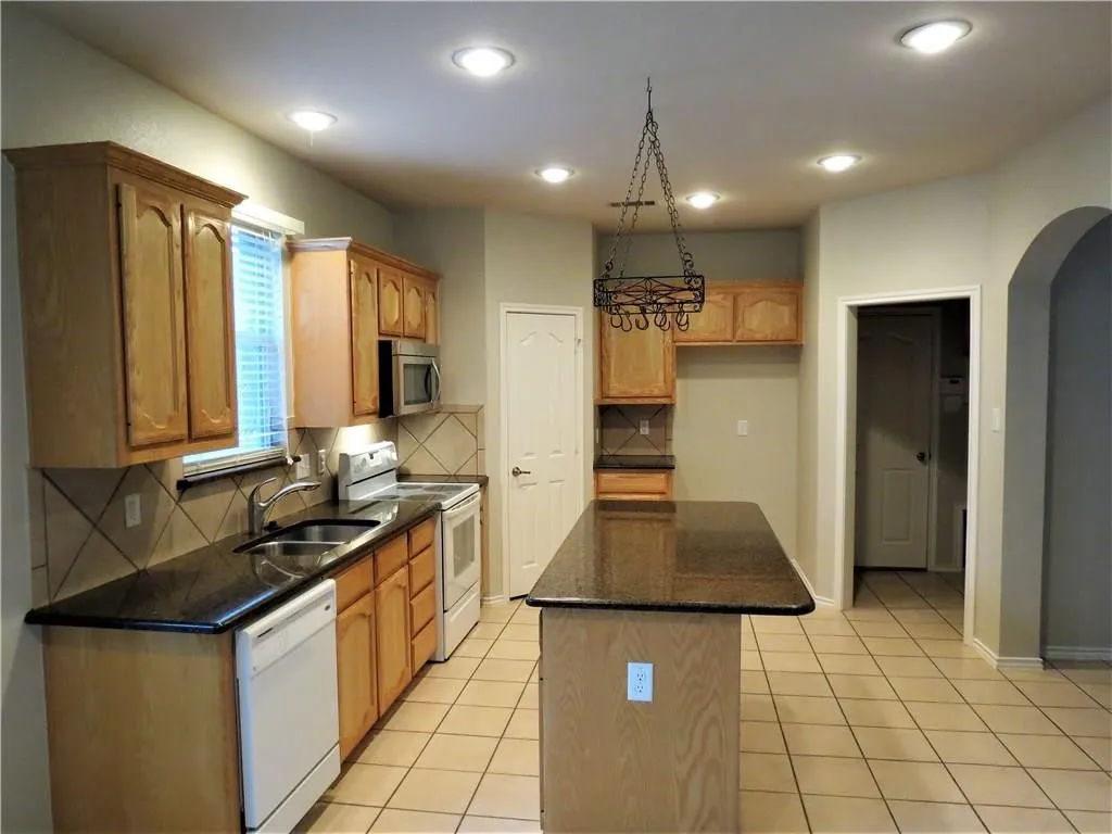 Single Family Residence For Rent in Tarrant County , 8004 Ranchvale Lane, Arlington, Texas 76002, 4 Bedroom, 2 Bathroom, 2 Garage spaces, 2,045 Sqft, built in 2004, mls#21353078, Real Estate Agent in Arlington, Homes For Rent in Tarrant county, Homes For Rent in Arlington, Realtor in Arlington Texas, Real Estate Brokerage Independent Realty Texas, Luminita Cordes Realtor