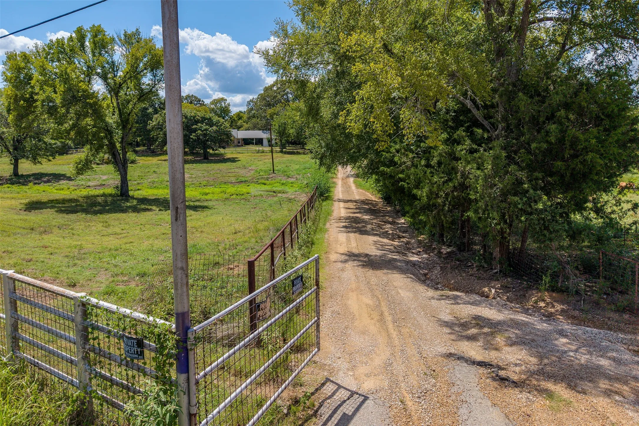 Single Family Residence For Sale in Henderson County , 5250 Fm 2494, Athens, Texas 75751, 5 Bedroom, 3 Bathroom, Garage spaces, 2,335 Sqft, built in 1964, Price $250,000, mls#21358099, Real Estate Agent in Athens, Homes For Sale in Henderson county, Homes For Sale in Athens, Realtor in Athens Texas, Real Estate Brokerage Independent Realty Texas, Luminita Cordes Realtor
