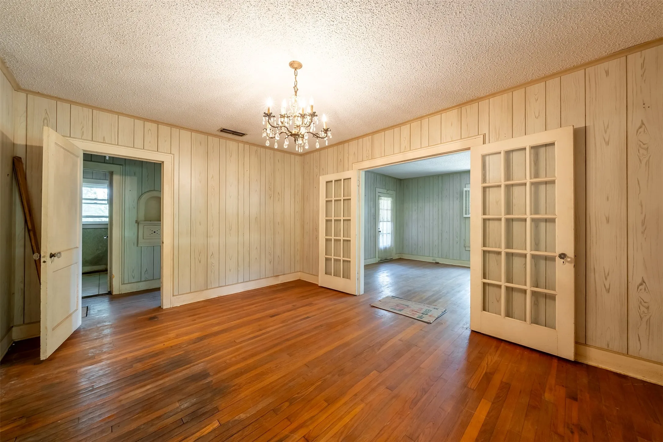 Single Family Residence For Sale in Henderson County , 5250 Fm 2494, Athens, Texas 75751, 5 Bedroom, 3 Bathroom, Garage spaces, 2,335 Sqft, built in 1964, Price $250,000, mls#21358099, Real Estate Agent in Athens, Homes For Sale in Henderson county, Homes For Sale in Athens, Realtor in Athens Texas, Real Estate Brokerage Independent Realty Texas, Luminita Cordes Realtor