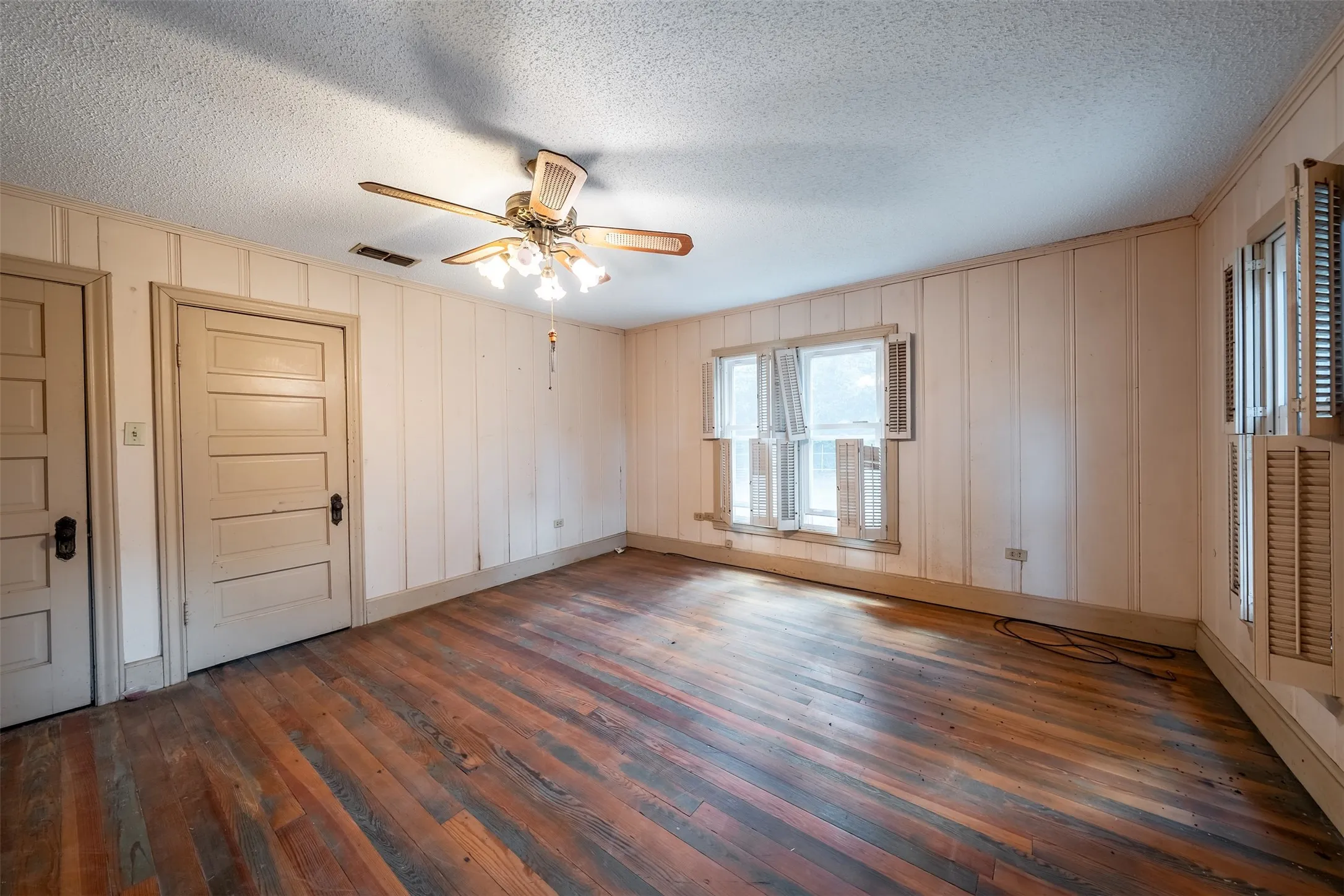 Single Family Residence For Sale in Henderson County , 5250 Fm 2494, Athens, Texas 75751, 5 Bedroom, 3 Bathroom, Garage spaces, 2,335 Sqft, built in 1964, Price $250,000, mls#21358099, Real Estate Agent in Athens, Homes For Sale in Henderson county, Homes For Sale in Athens, Realtor in Athens Texas, Real Estate Brokerage Independent Realty Texas, Luminita Cordes Realtor