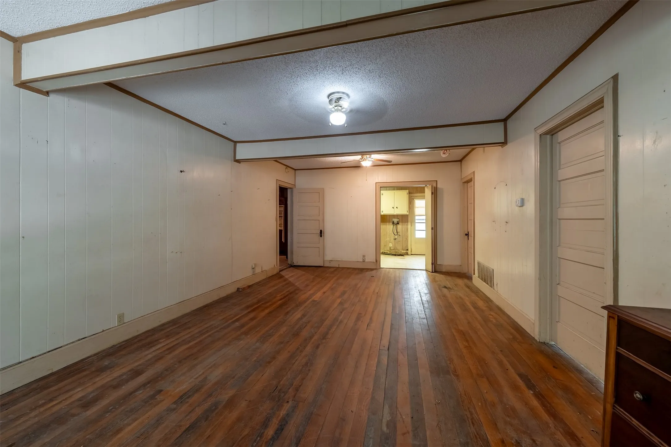 Single Family Residence For Sale in Henderson County , 5250 Fm 2494, Athens, Texas 75751, 5 Bedroom, 3 Bathroom, Garage spaces, 2,335 Sqft, built in 1964, Price $250,000, mls#21358099, Real Estate Agent in Athens, Homes For Sale in Henderson county, Homes For Sale in Athens, Realtor in Athens Texas, Real Estate Brokerage Independent Realty Texas, Luminita Cordes Realtor