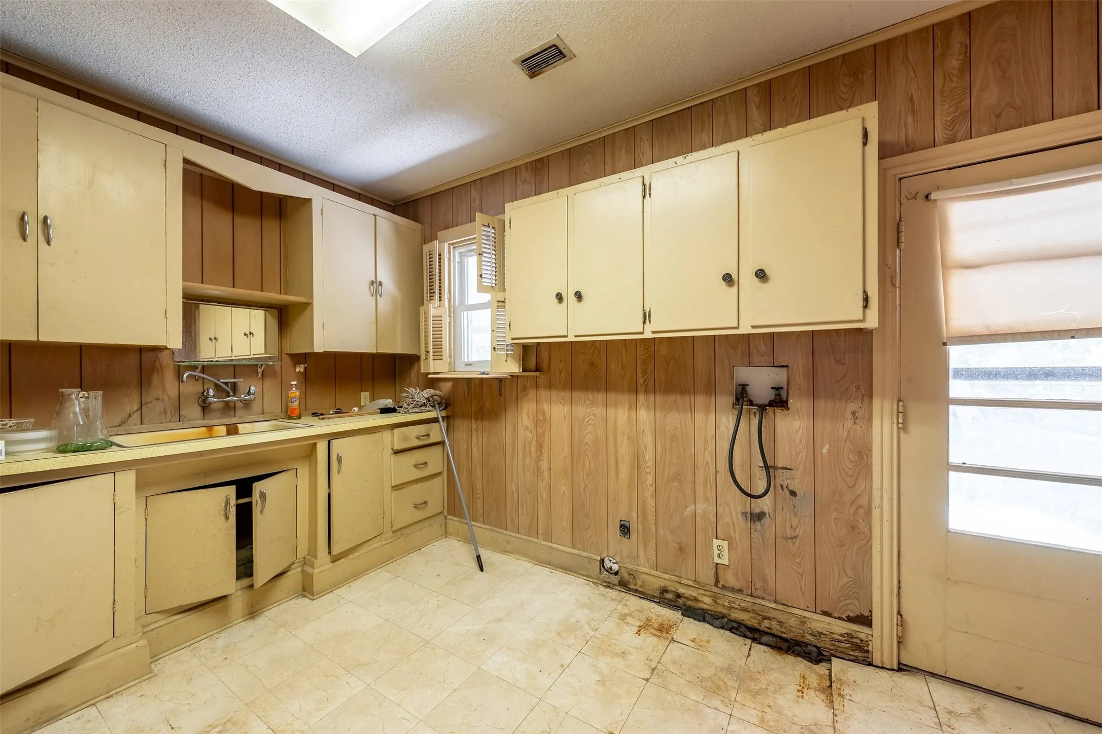 Single Family Residence For Sale in Henderson County , 5250 Fm 2494, Athens, Texas 75751, 5 Bedroom, 3 Bathroom, Garage spaces, 2,335 Sqft, built in 1964, Price $250,000, mls#21358099, Real Estate Agent in Athens, Homes For Sale in Henderson county, Homes For Sale in Athens, Realtor in Athens Texas, Real Estate Brokerage Independent Realty Texas, Luminita Cordes Realtor