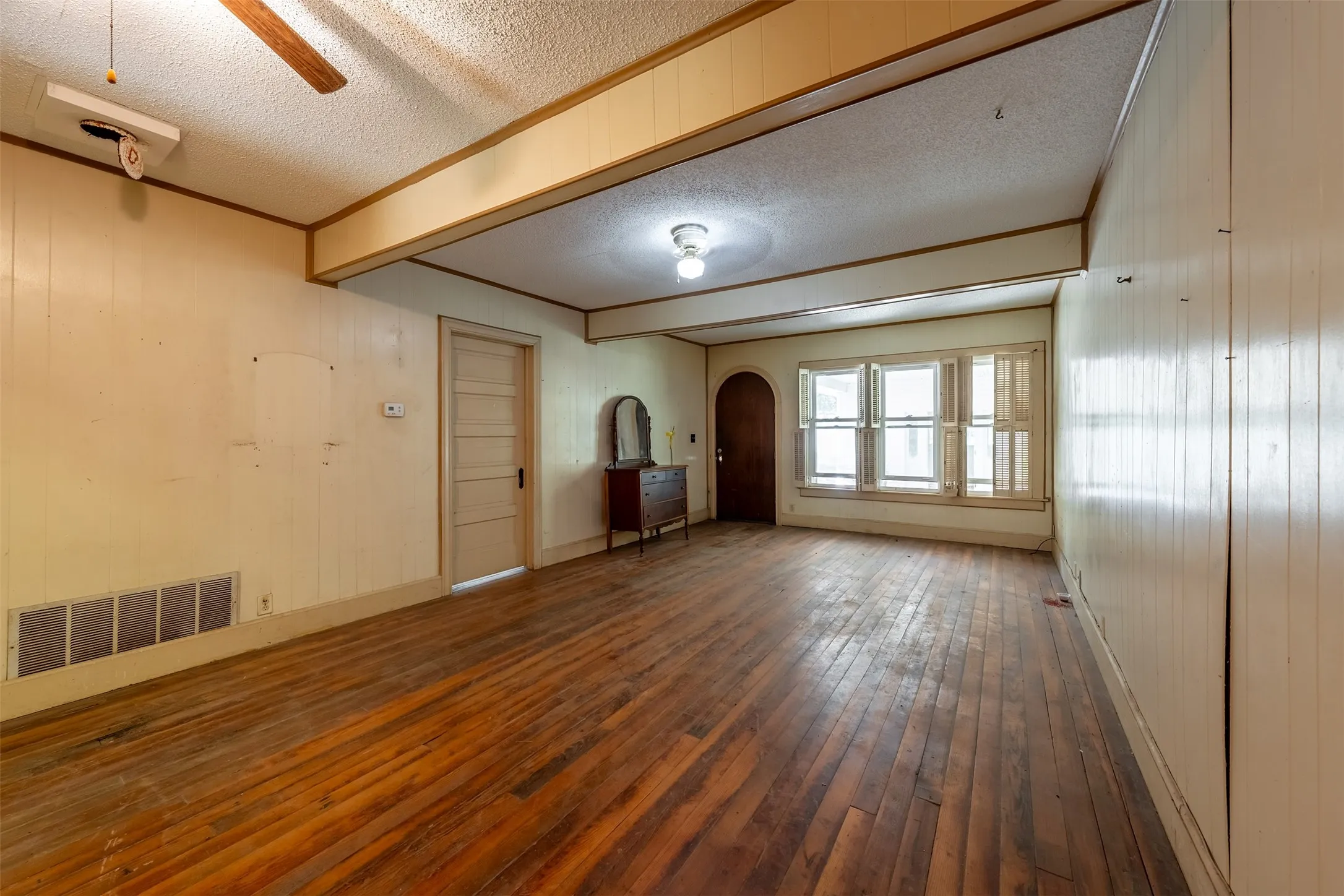 Single Family Residence For Sale in Henderson County , 5250 Fm 2494, Athens, Texas 75751, 5 Bedroom, 3 Bathroom, Garage spaces, 2,335 Sqft, built in 1964, Price $250,000, mls#21358099, Real Estate Agent in Athens, Homes For Sale in Henderson county, Homes For Sale in Athens, Realtor in Athens Texas, Real Estate Brokerage Independent Realty Texas, Luminita Cordes Realtor