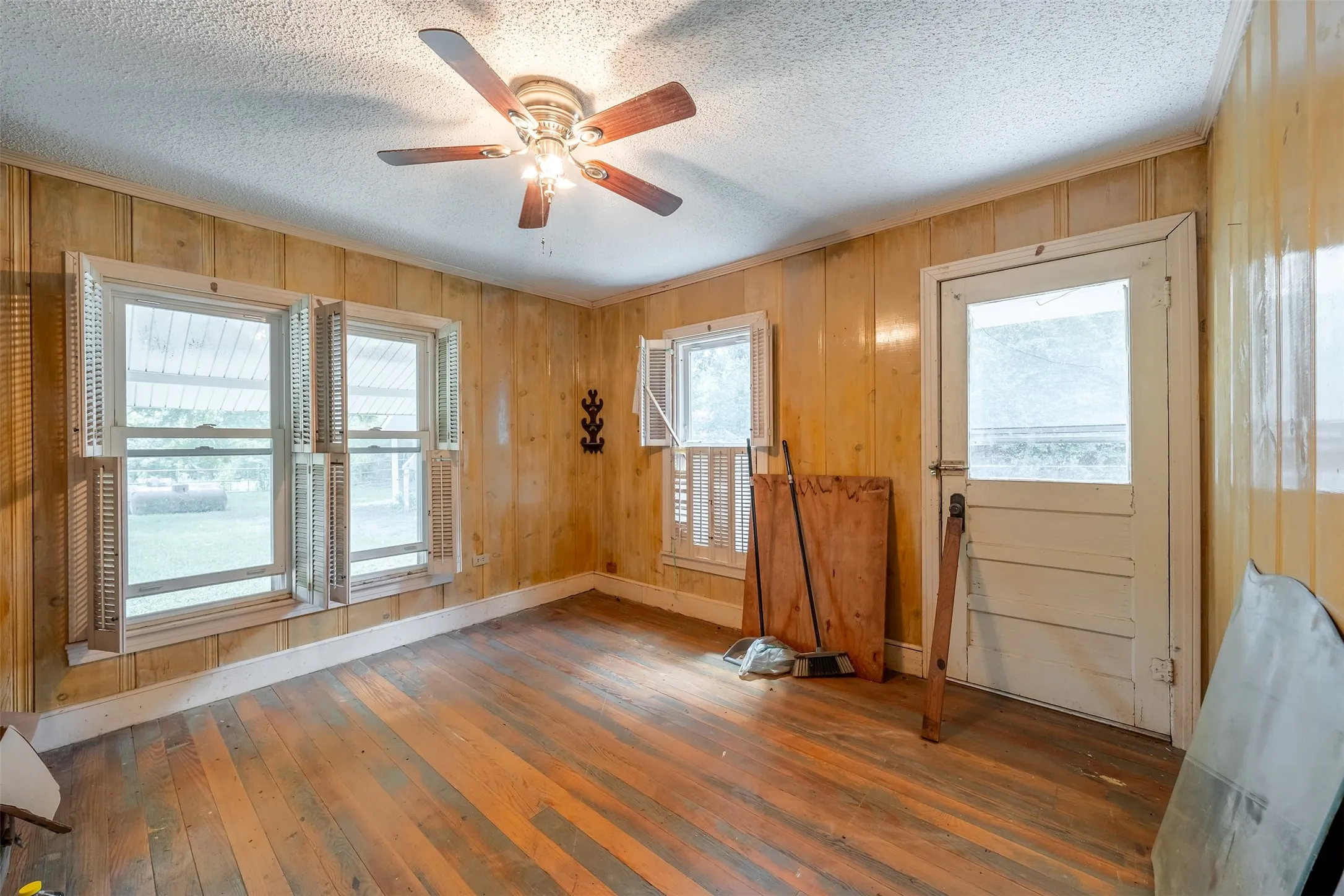 Single Family Residence For Sale in Henderson County , 5250 Fm 2494, Athens, Texas 75751, 5 Bedroom, 3 Bathroom, Garage spaces, 2,335 Sqft, built in 1964, Price $250,000, mls#21358099, Real Estate Agent in Athens, Homes For Sale in Henderson county, Homes For Sale in Athens, Realtor in Athens Texas, Real Estate Brokerage Independent Realty Texas, Luminita Cordes Realtor