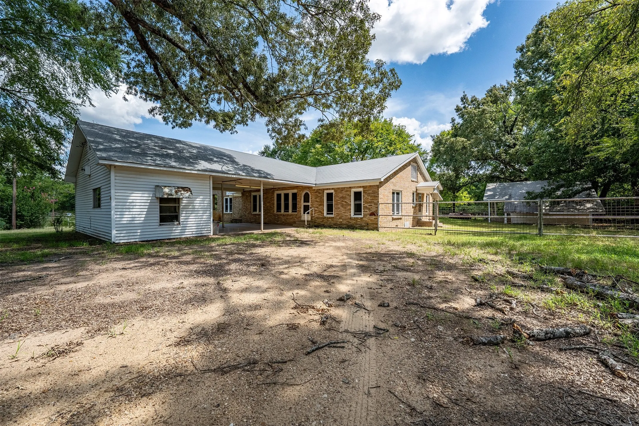 Single Family Residence For Sale in Henderson County , 5250 Fm 2494, Athens, Texas 75751, 5 Bedroom, 3 Bathroom, Garage spaces, 2,335 Sqft, built in 1964, Price $250,000, mls#21358099, Real Estate Agent in Athens, Homes For Sale in Henderson county, Homes For Sale in Athens, Realtor in Athens Texas, Real Estate Brokerage Independent Realty Texas, Luminita Cordes Realtor
