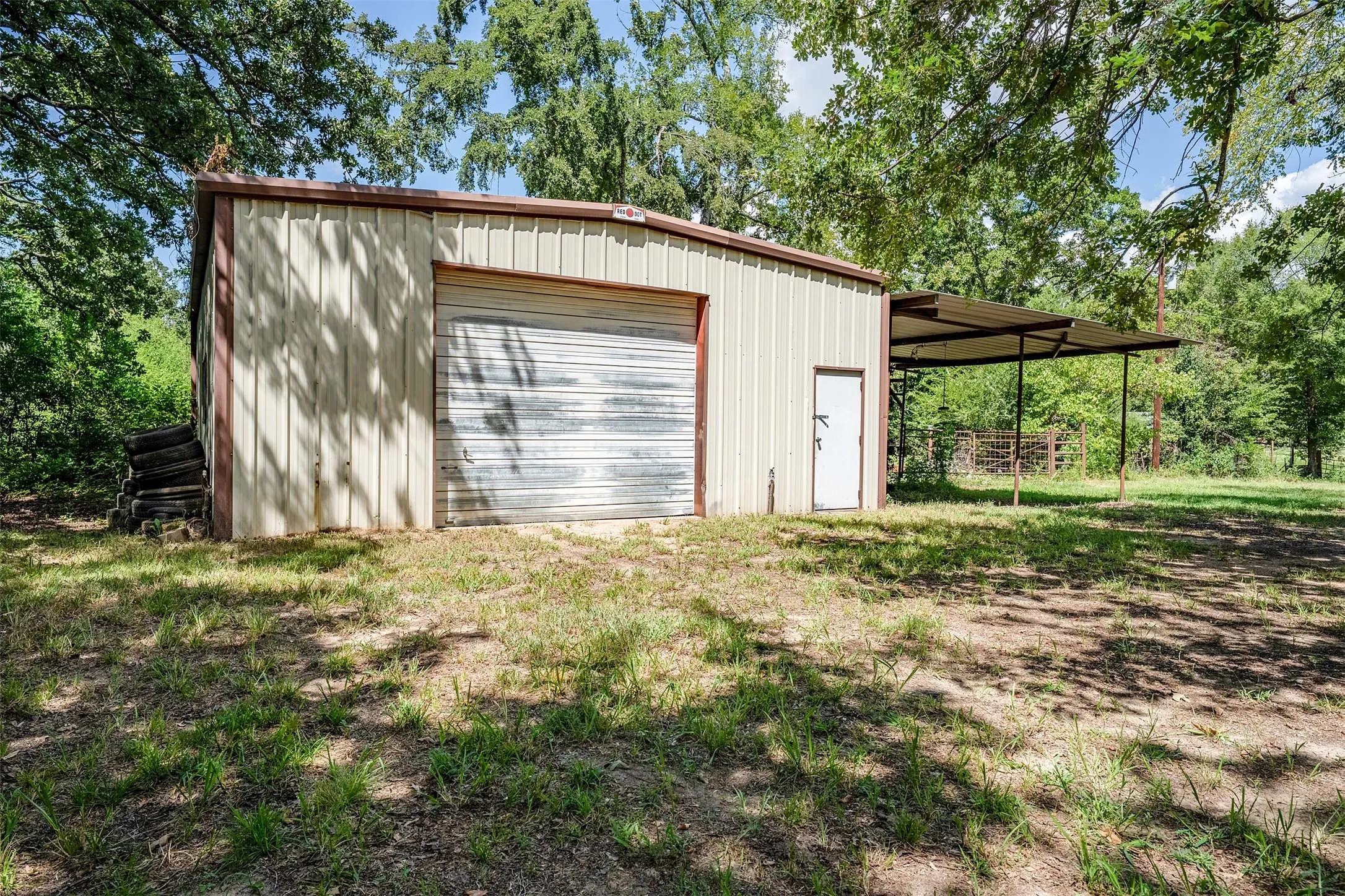 Single Family Residence For Sale in Henderson County , 5250 Fm 2494, Athens, Texas 75751, 5 Bedroom, 3 Bathroom, Garage spaces, 2,335 Sqft, built in 1964, Price $250,000, mls#21358099, Real Estate Agent in Athens, Homes For Sale in Henderson county, Homes For Sale in Athens, Realtor in Athens Texas, Real Estate Brokerage Independent Realty Texas, Luminita Cordes Realtor