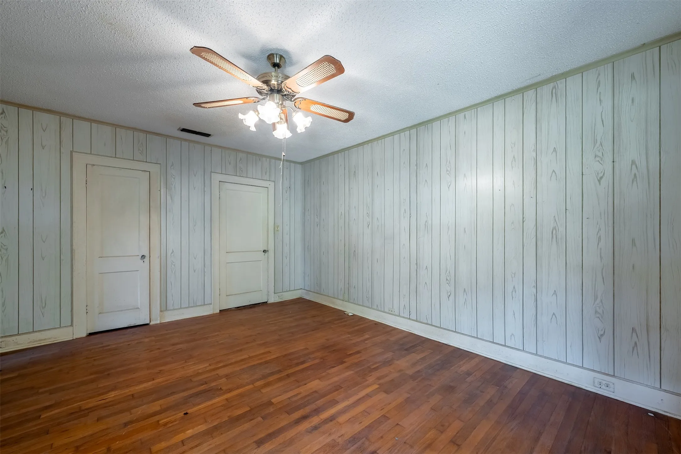Single Family Residence For Sale in Henderson County , 5250 Fm 2494, Athens, Texas 75751, 5 Bedroom, 3 Bathroom, Garage spaces, 2,335 Sqft, built in 1964, Price $250,000, mls#21358099, Real Estate Agent in Athens, Homes For Sale in Henderson county, Homes For Sale in Athens, Realtor in Athens Texas, Real Estate Brokerage Independent Realty Texas, Luminita Cordes Realtor