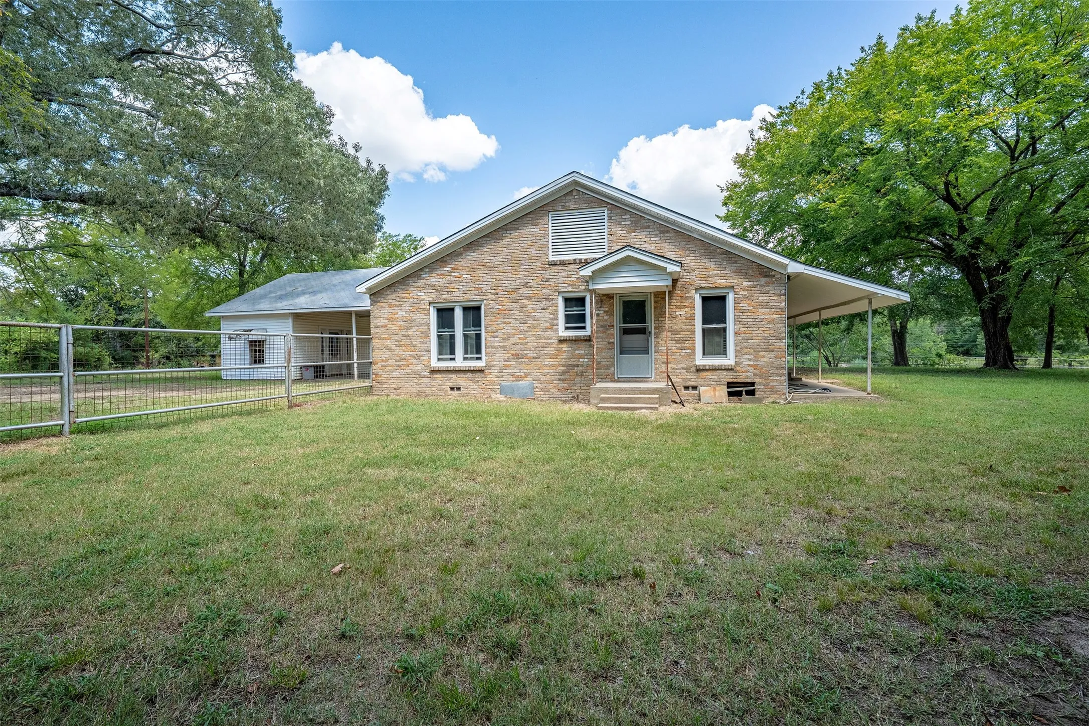 Single Family Residence For Sale in Henderson County , 5250 Fm 2494, Athens, Texas 75751, 5 Bedroom, 3 Bathroom, Garage spaces, 2,335 Sqft, built in 1964, Price $250,000, mls#21358099, Real Estate Agent in Athens, Homes For Sale in Henderson county, Homes For Sale in Athens, Realtor in Athens Texas, Real Estate Brokerage Independent Realty Texas, Luminita Cordes Realtor