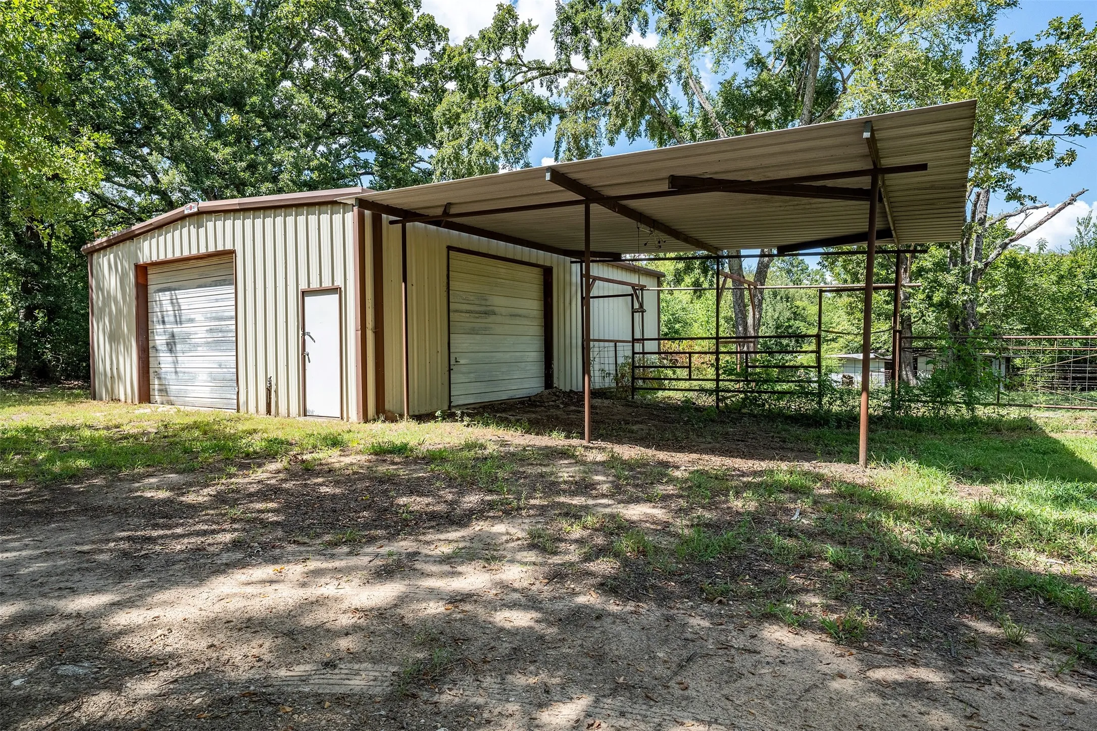 Single Family Residence For Sale in Henderson County , 5250 Fm 2494, Athens, Texas 75751, 5 Bedroom, 3 Bathroom, Garage spaces, 2,335 Sqft, built in 1964, Price $250,000, mls#21358099, Real Estate Agent in Athens, Homes For Sale in Henderson county, Homes For Sale in Athens, Realtor in Athens Texas, Real Estate Brokerage Independent Realty Texas, Luminita Cordes Realtor