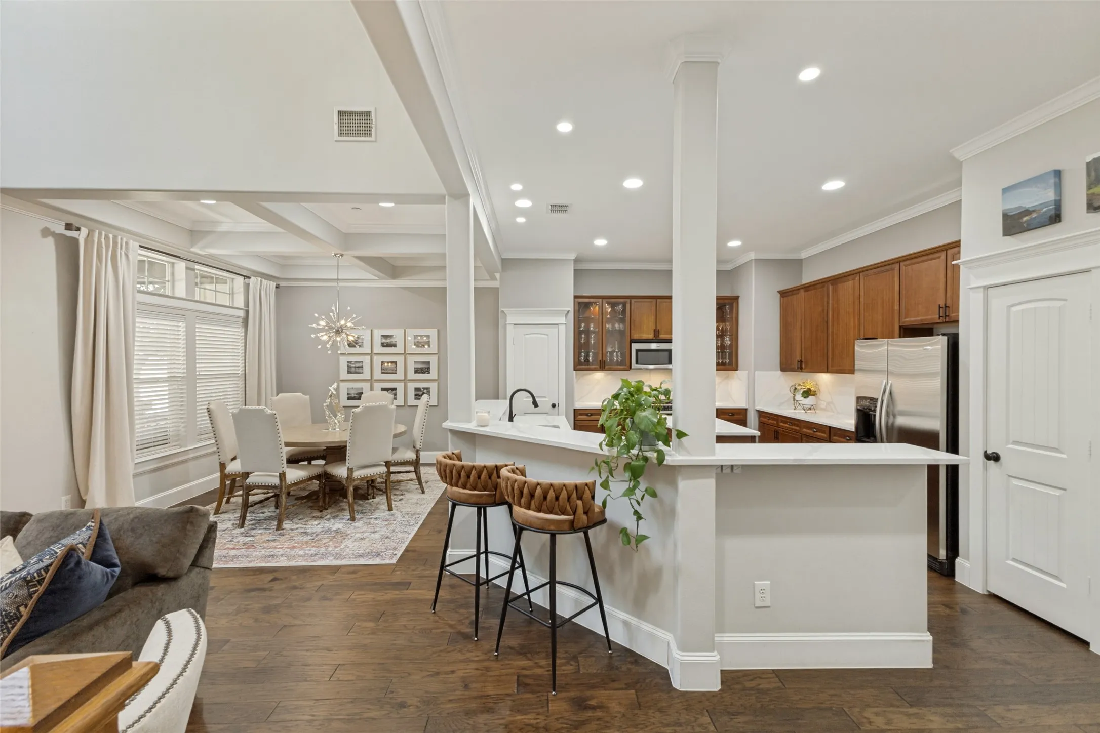 Condominium For Sale in Dallas County , 1600 Abrams Road 27, Dallas, Texas 75214, 2 Bedroom, 3 Bathroom, 2 Garage spaces, 1,985 Sqft, built in 2005, mls#21356475, Real Estate Agent in Dallas, Homes For Sale in Dallas county, Homes For Sale in Dallas, Realtor in Dallas Texas, Real Estate Brokerage Independent Realty Texas, Luminita Cordes Realtor