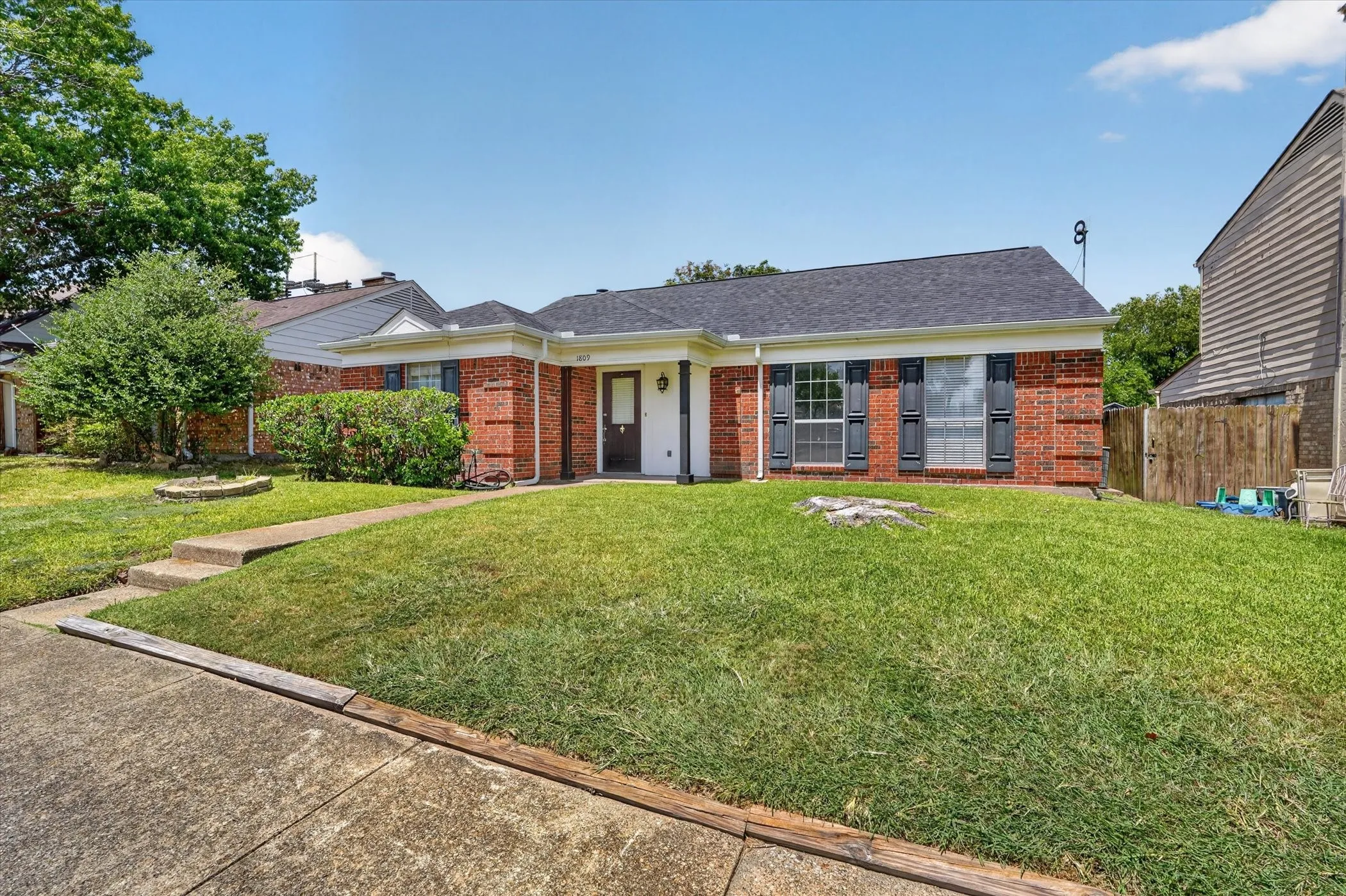 Single Family Residence For Sale in Dallas County , 1809 Smokey Mountain Trail, Mesquite, Texas 75149, 3 Bedroom, 2 Bathroom, 2 Garage spaces, 1,429 Sqft, built in 1985, mls#21358400, Real Estate Agent in Mesquite, Homes For Sale in Dallas county, Homes For Sale in Mesquite, Realtor in Mesquite Texas, Real Estate Brokerage Independent Realty Texas, Luminita Cordes Realtor