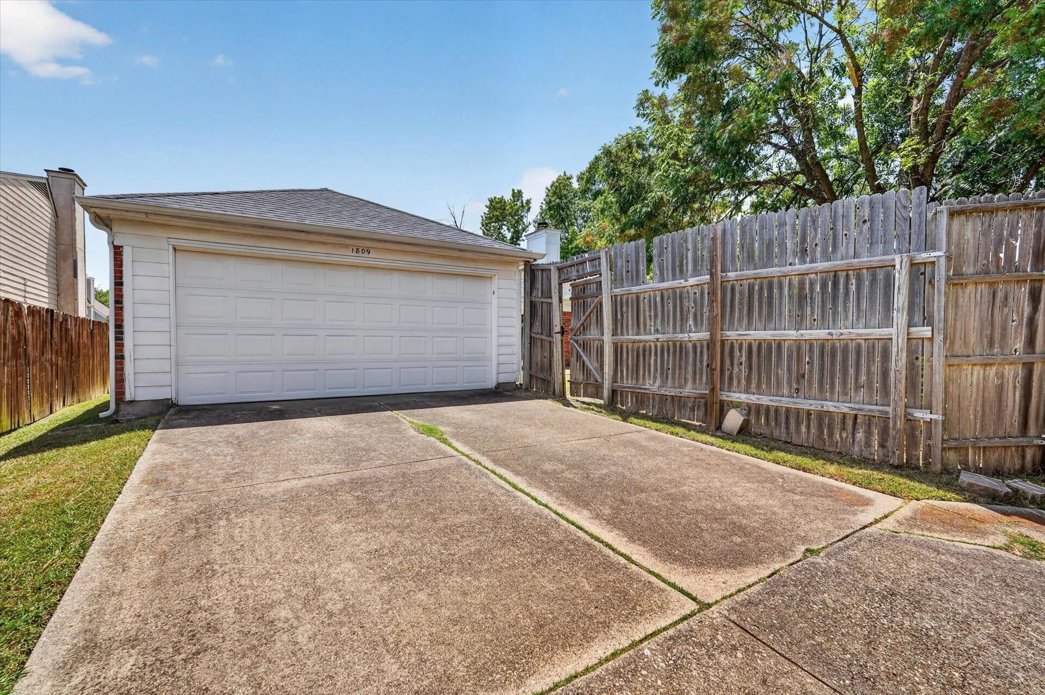 Single Family Residence For Sale in Dallas County , 1809 Smokey Mountain Trail, Mesquite, Texas 75149, 3 Bedroom, 2 Bathroom, 2 Garage spaces, 1,429 Sqft, built in 1985, mls#21358400, Real Estate Agent in Mesquite, Homes For Sale in Dallas county, Homes For Sale in Mesquite, Realtor in Mesquite Texas, Real Estate Brokerage Independent Realty Texas, Luminita Cordes Realtor