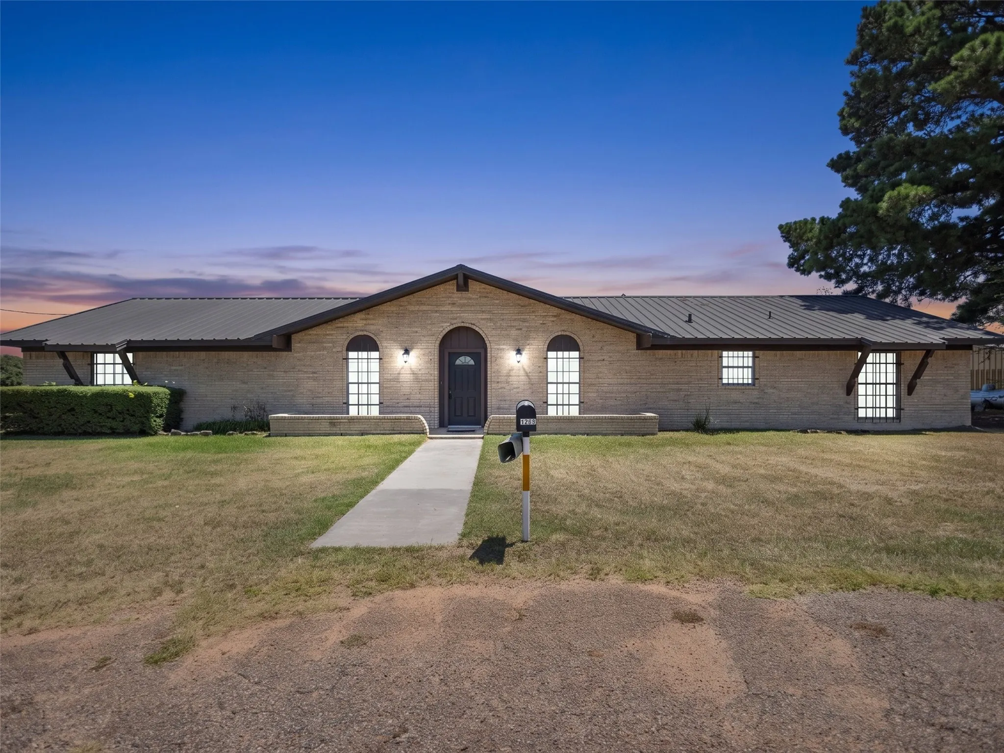Single Family Residence For Sale in Upshur County , 2825 FM 1002, Big Sandy, Texas 75755, 3 Bedroom, 2 Bathroom, 2 Garage spaces, 2,222 Sqft, built in 1975, Price $299,900, mls#21358607, Real Estate Agent in Big Sandy, Homes For Sale in Upshur county, Homes For Sale in Big Sandy, Realtor in Big Sandy Texas, Real Estate Brokerage Independent Realty Texas, Luminita Cordes Realtor
