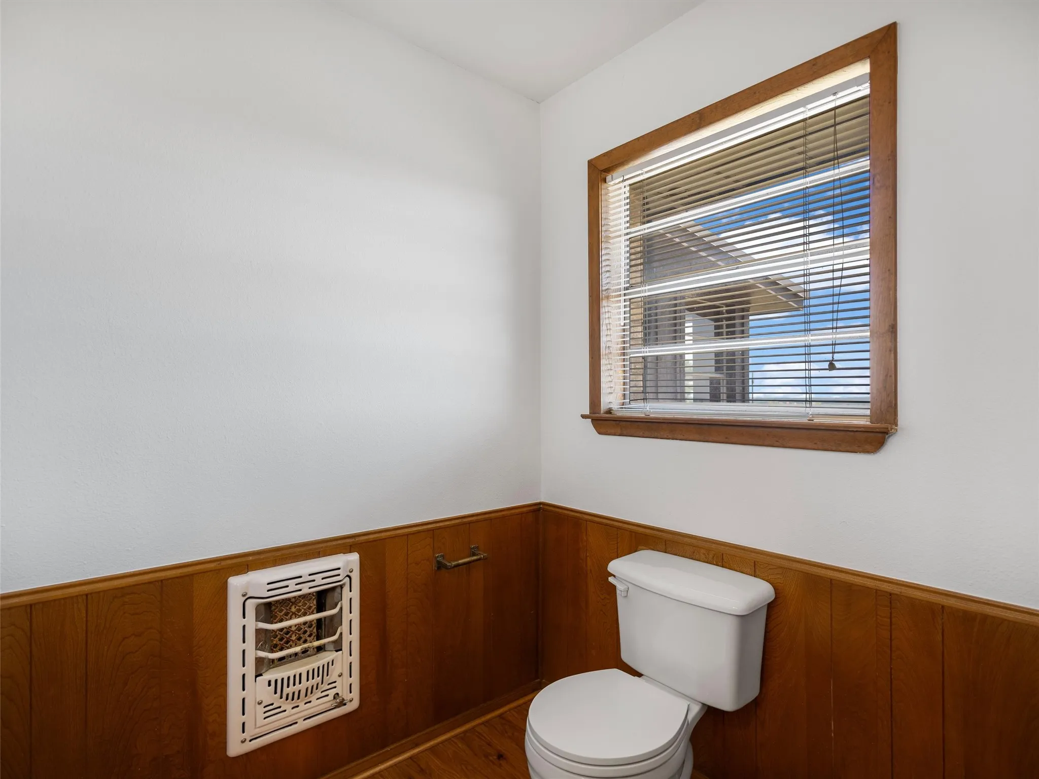 Single Family Residence For Sale in Upshur County , 2825 FM 1002, Big Sandy, Texas 75755, 3 Bedroom, 2 Bathroom, 2 Garage spaces, 2,222 Sqft, built in 1975, Price $299,900, mls#21358607, Real Estate Agent in Big Sandy, Homes For Sale in Upshur county, Homes For Sale in Big Sandy, Realtor in Big Sandy Texas, Real Estate Brokerage Independent Realty Texas, Luminita Cordes Realtor
