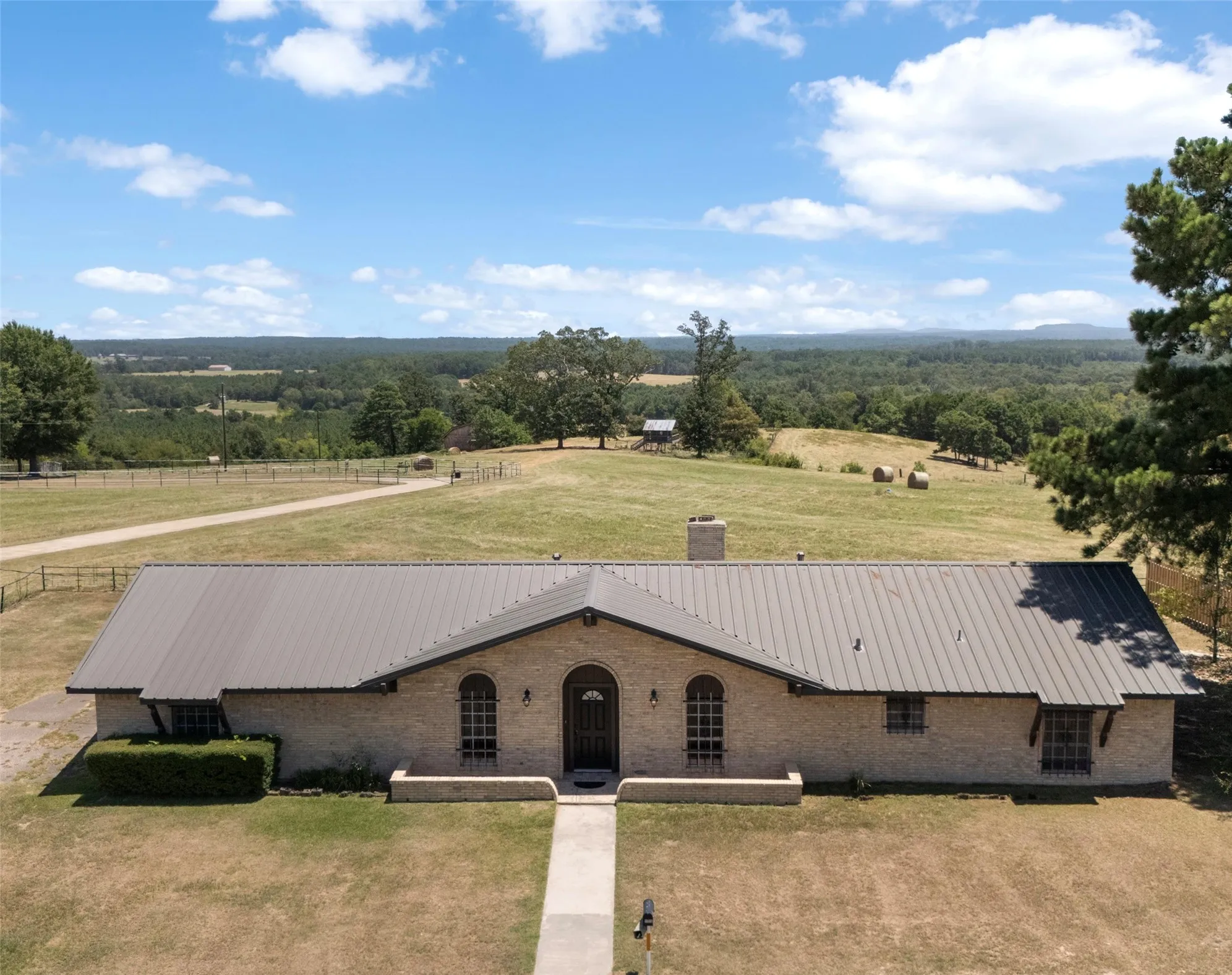 Single Family Residence For Sale in Upshur County , 2825 FM 1002, Big Sandy, Texas 75755, 3 Bedroom, 2 Bathroom, 2 Garage spaces, 2,222 Sqft, built in 1975, Price $299,900, mls#21358607, Real Estate Agent in Big Sandy, Homes For Sale in Upshur county, Homes For Sale in Big Sandy, Realtor in Big Sandy Texas, Real Estate Brokerage Independent Realty Texas, Luminita Cordes Realtor