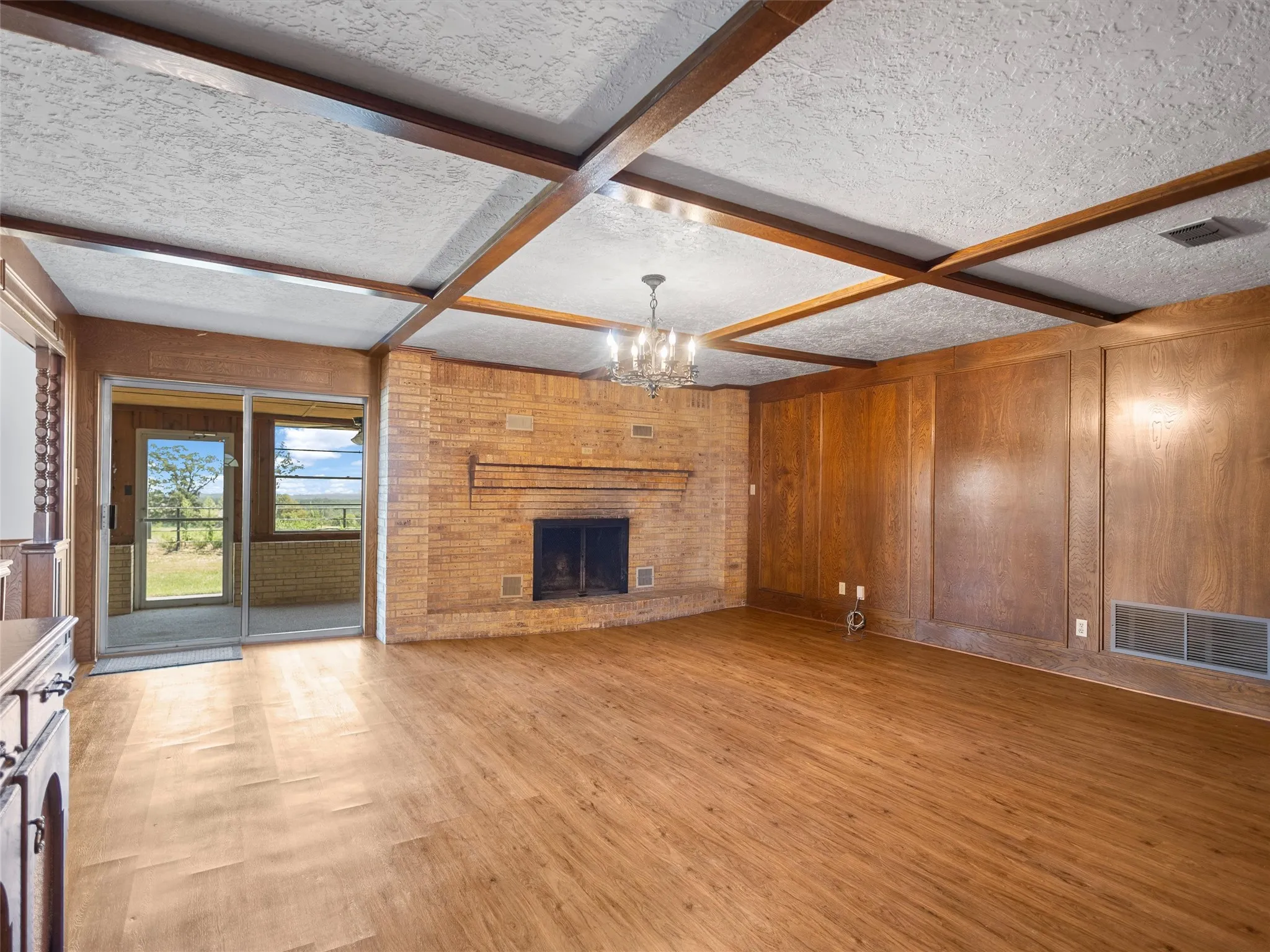 Single Family Residence For Sale in Upshur County , 2825 FM 1002, Big Sandy, Texas 75755, 3 Bedroom, 2 Bathroom, 2 Garage spaces, 2,222 Sqft, built in 1975, Price $299,900, mls#21358607, Real Estate Agent in Big Sandy, Homes For Sale in Upshur county, Homes For Sale in Big Sandy, Realtor in Big Sandy Texas, Real Estate Brokerage Independent Realty Texas, Luminita Cordes Realtor