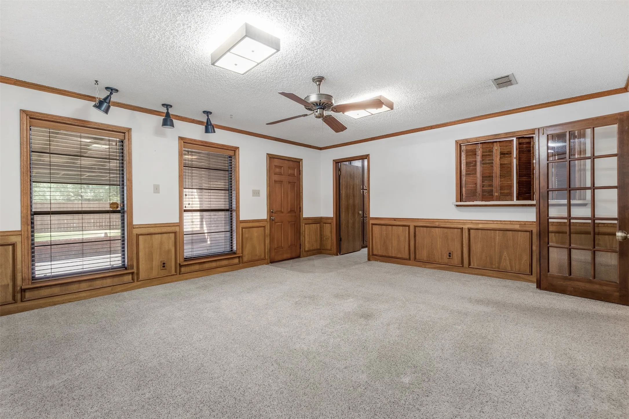 Single Family Residence For Sale in Grayson County , 1814 Sandra Drive, Sherman, Texas 75092, 4 Bedroom, 3 Bathroom, 2 Garage spaces, 3,001 Sqft, built in 1979, mls#21358158, Real Estate Agent in Sherman, Homes For Sale in Grayson county, Homes For Sale in Sherman, Realtor in Sherman Texas, Real Estate Brokerage Independent Realty Texas, Luminita Cordes Realtor