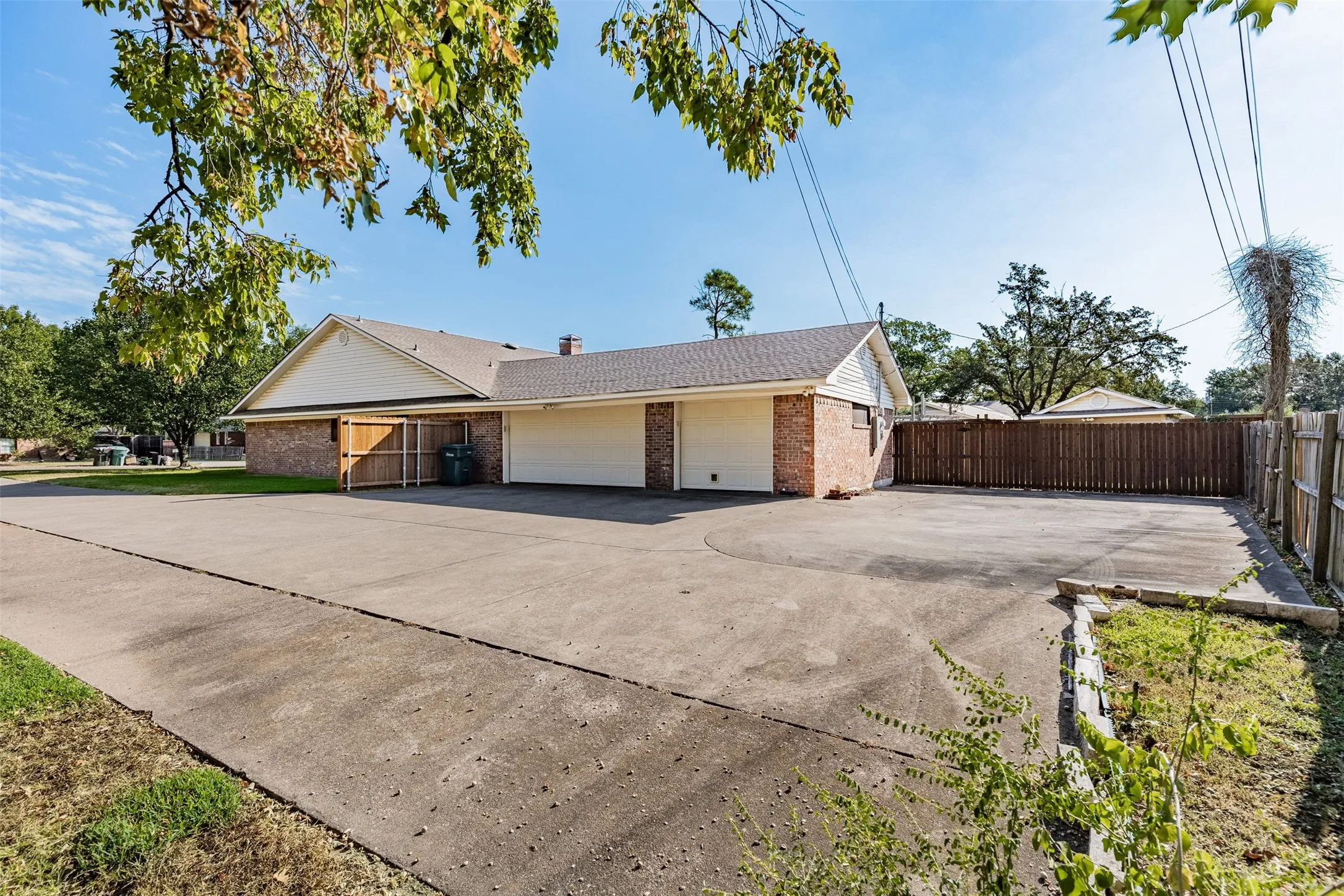 Single Family Residence For Sale in Grayson County , 1814 Sandra Drive, Sherman, Texas 75092, 4 Bedroom, 3 Bathroom, 2 Garage spaces, 3,001 Sqft, built in 1979, mls#21358158, Real Estate Agent in Sherman, Homes For Sale in Grayson county, Homes For Sale in Sherman, Realtor in Sherman Texas, Real Estate Brokerage Independent Realty Texas, Luminita Cordes Realtor