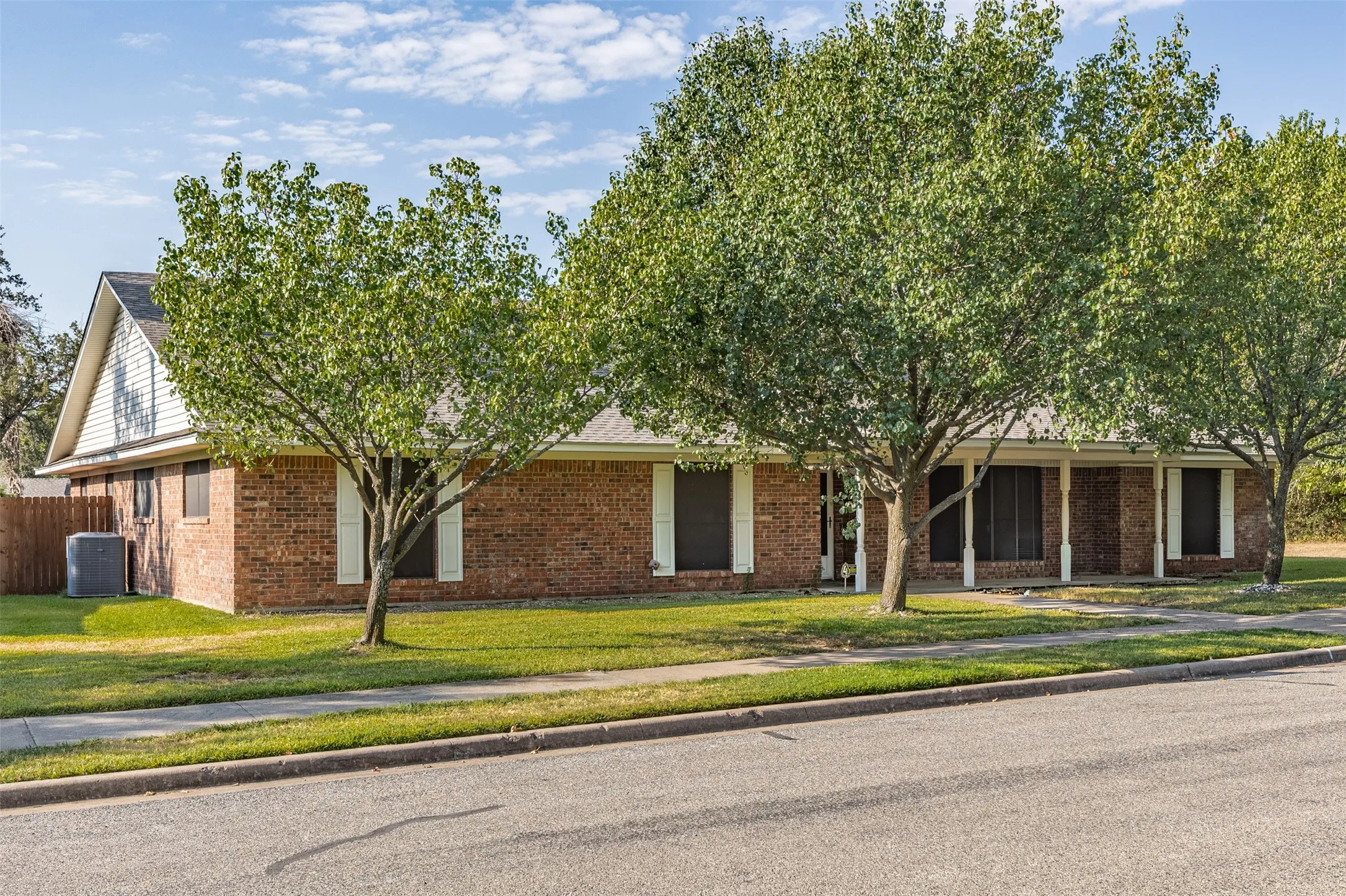 Single Family Residence For Sale in Grayson County , 1814 Sandra Drive, Sherman, Texas 75092, 4 Bedroom, 3 Bathroom, 2 Garage spaces, 3,001 Sqft, built in 1979, mls#21358158, Real Estate Agent in Sherman, Homes For Sale in Grayson county, Homes For Sale in Sherman, Realtor in Sherman Texas, Real Estate Brokerage Independent Realty Texas, Luminita Cordes Realtor