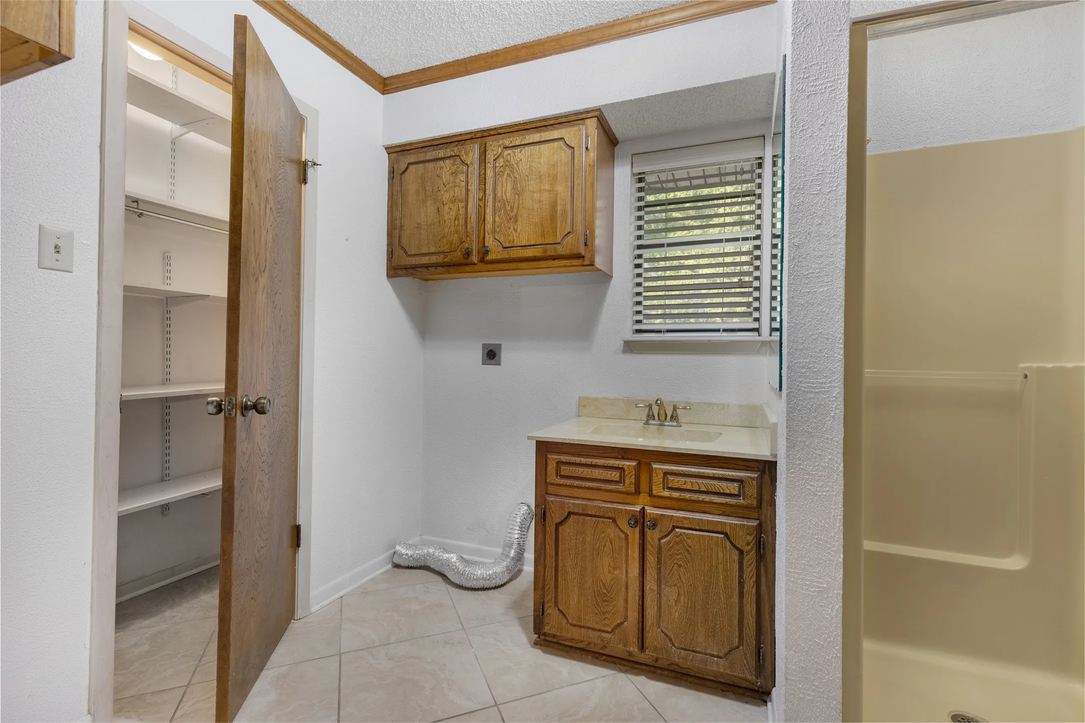 Single Family Residence For Sale in Grayson County , 1814 Sandra Drive, Sherman, Texas 75092, 4 Bedroom, 3 Bathroom, 2 Garage spaces, 3,001 Sqft, built in 1979, mls#21358158, Real Estate Agent in Sherman, Homes For Sale in Grayson county, Homes For Sale in Sherman, Realtor in Sherman Texas, Real Estate Brokerage Independent Realty Texas, Luminita Cordes Realtor