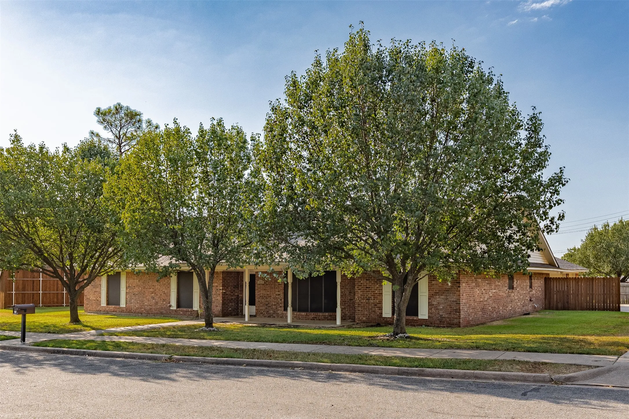 Single Family Residence For Sale in Grayson County , 1814 Sandra Drive, Sherman, Texas 75092, 4 Bedroom, 3 Bathroom, 2 Garage spaces, 3,001 Sqft, built in 1979, mls#21358158, Real Estate Agent in Sherman, Homes For Sale in Grayson county, Homes For Sale in Sherman, Realtor in Sherman Texas, Real Estate Brokerage Independent Realty Texas, Luminita Cordes Realtor