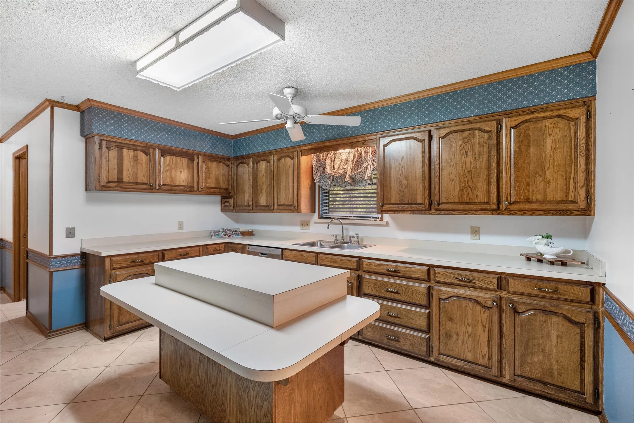 Single Family Residence For Sale in Grayson County , 1814 Sandra Drive, Sherman, Texas 75092, 4 Bedroom, 3 Bathroom, 2 Garage spaces, 3,001 Sqft, built in 1979, mls#21358158, Real Estate Agent in Sherman, Homes For Sale in Grayson county, Homes For Sale in Sherman, Realtor in Sherman Texas, Real Estate Brokerage Independent Realty Texas, Luminita Cordes Realtor