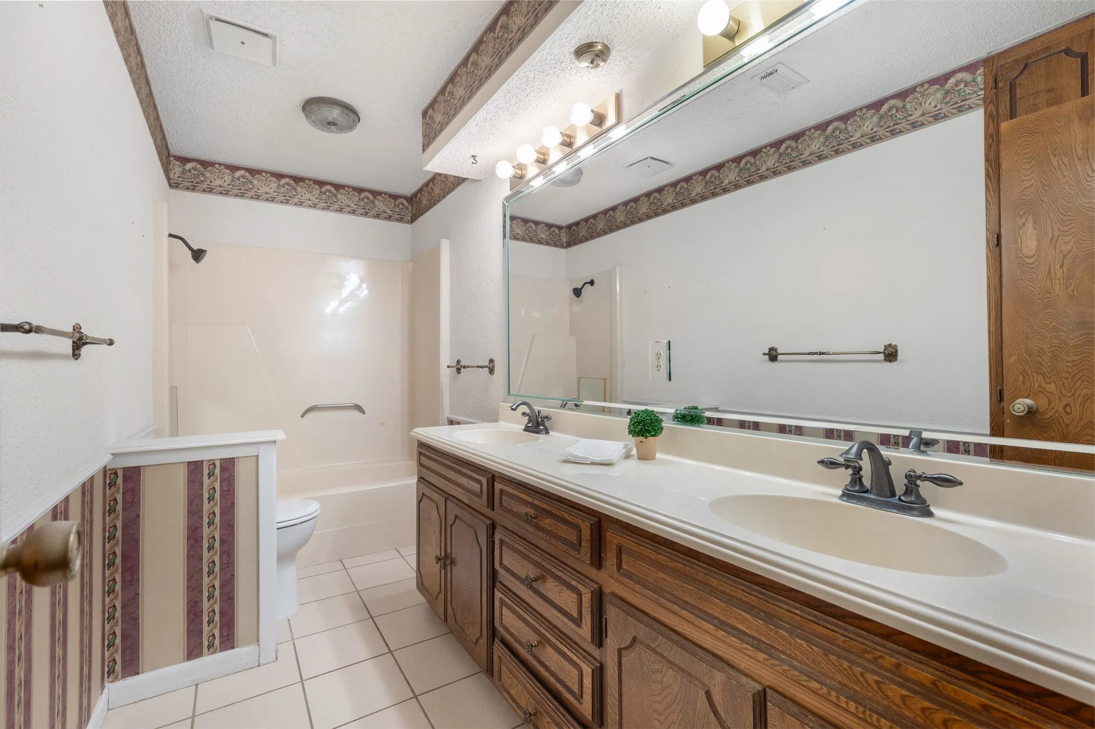 Single Family Residence For Sale in Grayson County , 1814 Sandra Drive, Sherman, Texas 75092, 4 Bedroom, 3 Bathroom, 2 Garage spaces, 3,001 Sqft, built in 1979, mls#21358158, Real Estate Agent in Sherman, Homes For Sale in Grayson county, Homes For Sale in Sherman, Realtor in Sherman Texas, Real Estate Brokerage Independent Realty Texas, Luminita Cordes Realtor