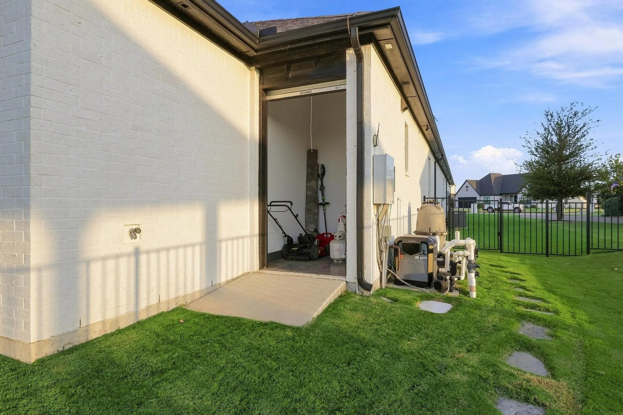 Single Family Residence For Sale in Grayson County , 1604 Covered Bridge Court, Gunter, Texas 75058, 4 Bedroom, 6 Bathroom, 3 Garage spaces, 3,864 Sqft, built in 2022, mls#21356663, Real Estate Agent in Gunter, Homes For Sale in Grayson county, Homes For Sale in Gunter, Realtor in Gunter Texas, Real Estate Brokerage Independent Realty Texas, Luminita Cordes Realtor