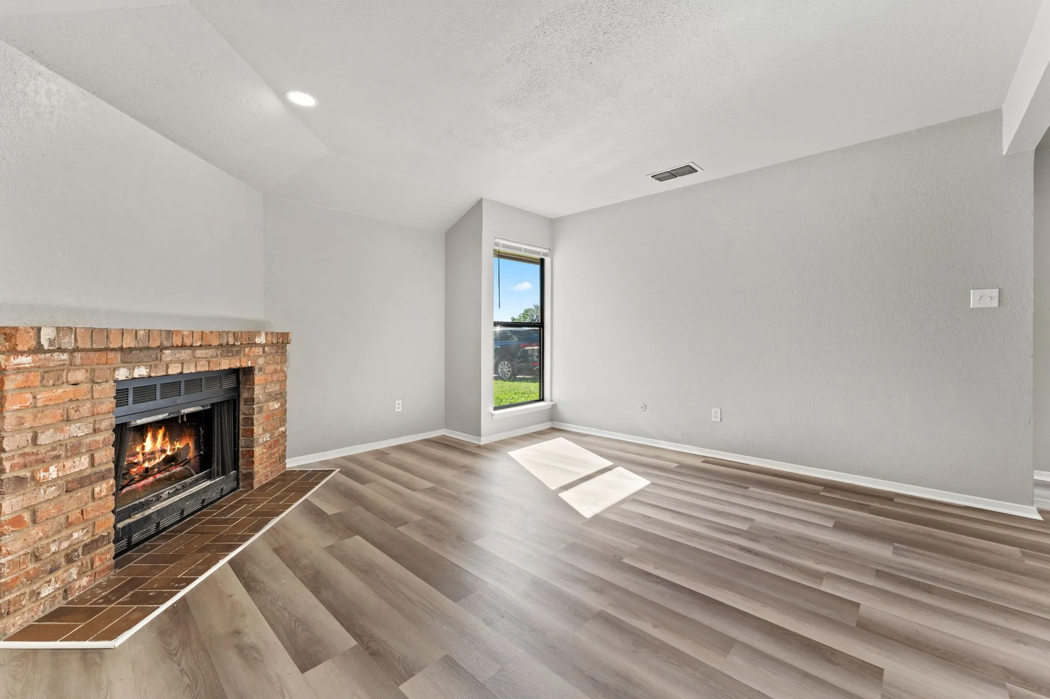 Duplex For Rent in Tarrant County , 2512 Windy Pine Lane, Arlington, Texas 76015, 3 Bedroom, 2 Bathroom, Garage spaces, 1,168 Sqft, built in 1981, mls#21333394, Real Estate Agent in Arlington, Homes For Rent in Tarrant county, Homes For Rent in Arlington, Realtor in Arlington Texas, Real Estate Brokerage Independent Realty Texas, Luminita Cordes Realtor
