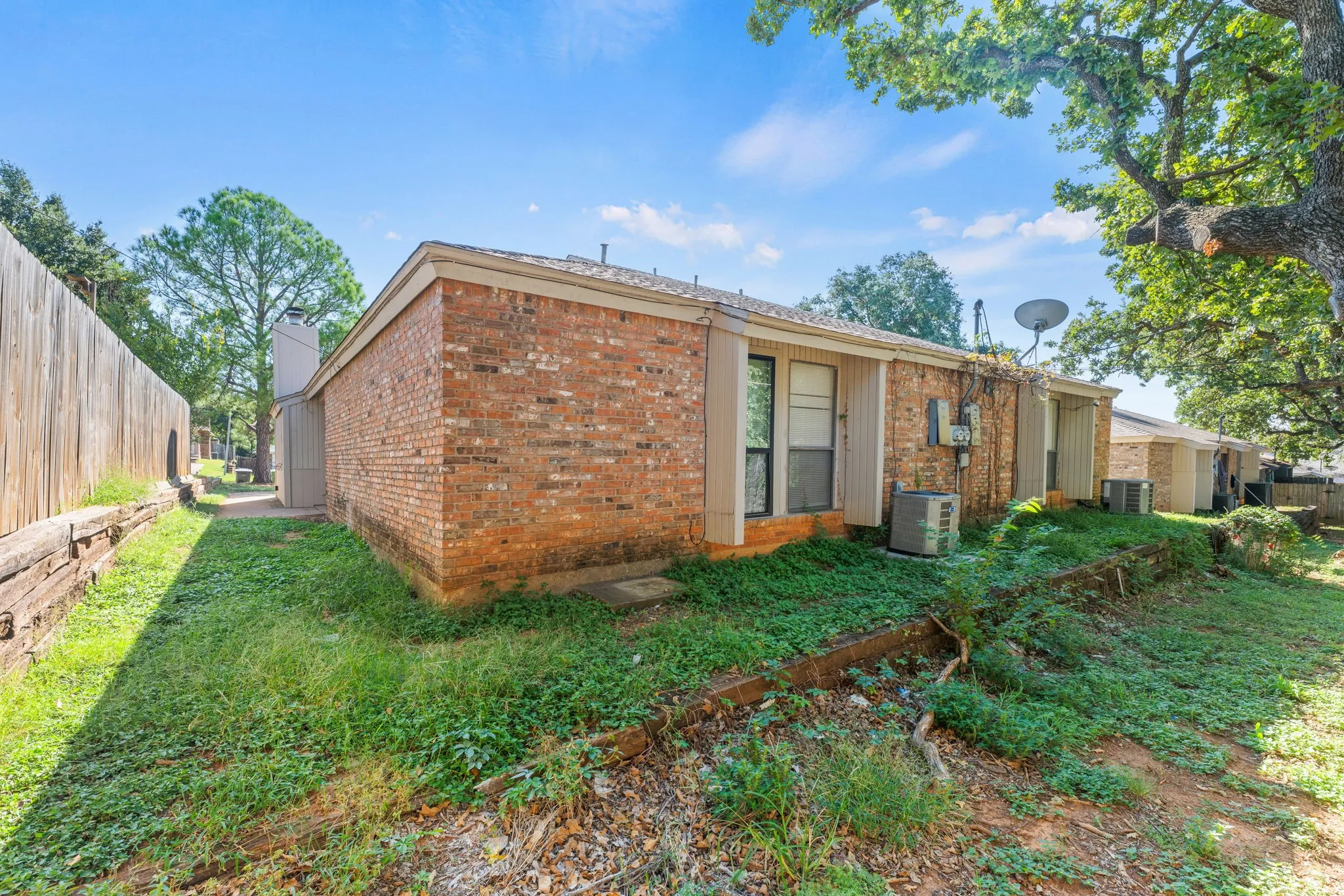 Duplex For Rent in Tarrant County , 2512 Windy Pine Lane, Arlington, Texas 76015, 3 Bedroom, 2 Bathroom, Garage spaces, 1,168 Sqft, built in 1981, mls#21333394, Real Estate Agent in Arlington, Homes For Rent in Tarrant county, Homes For Rent in Arlington, Realtor in Arlington Texas, Real Estate Brokerage Independent Realty Texas, Luminita Cordes Realtor