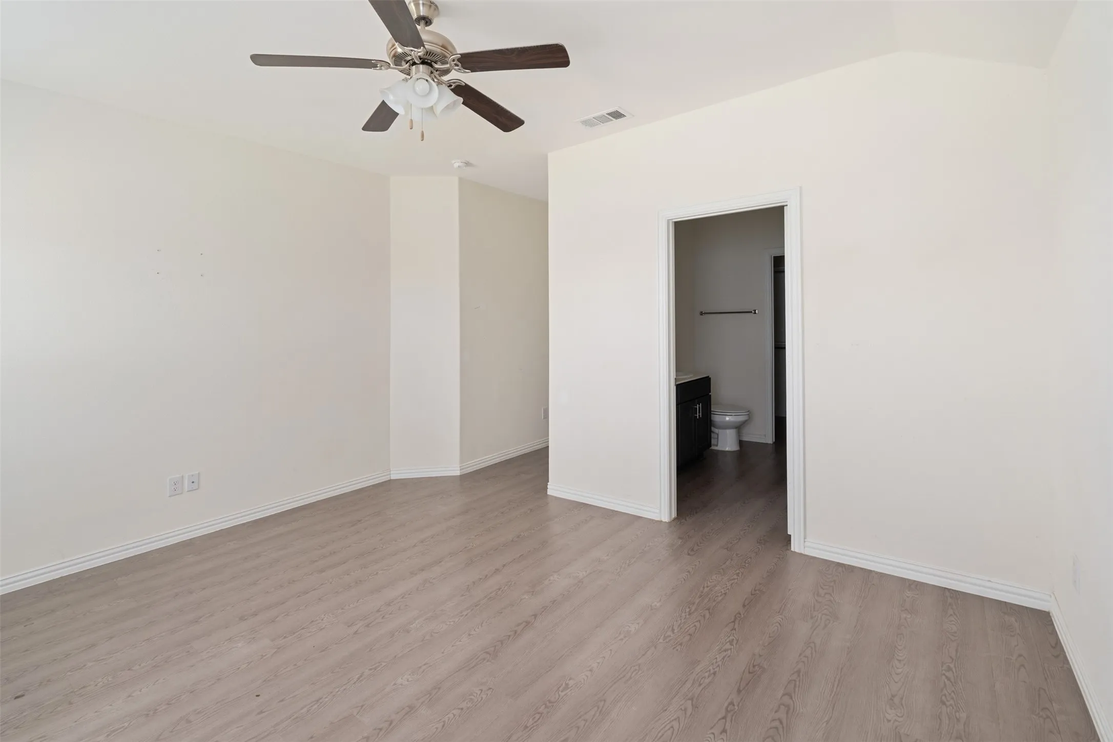 Single Family Residence For Rent in Henderson County , 117 Willowbend Loop, Mabank, Texas 75147, 4 Bedroom, 2 Bathroom, 2 Garage spaces, 1,705 Sqft, built in 2021, mls#21357091, Real Estate Agent in Mabank, Homes For Rent in Henderson county, Homes For Rent in Mabank, Realtor in Mabank Texas, Real Estate Brokerage Independent Realty Texas, Luminita Cordes Realtor