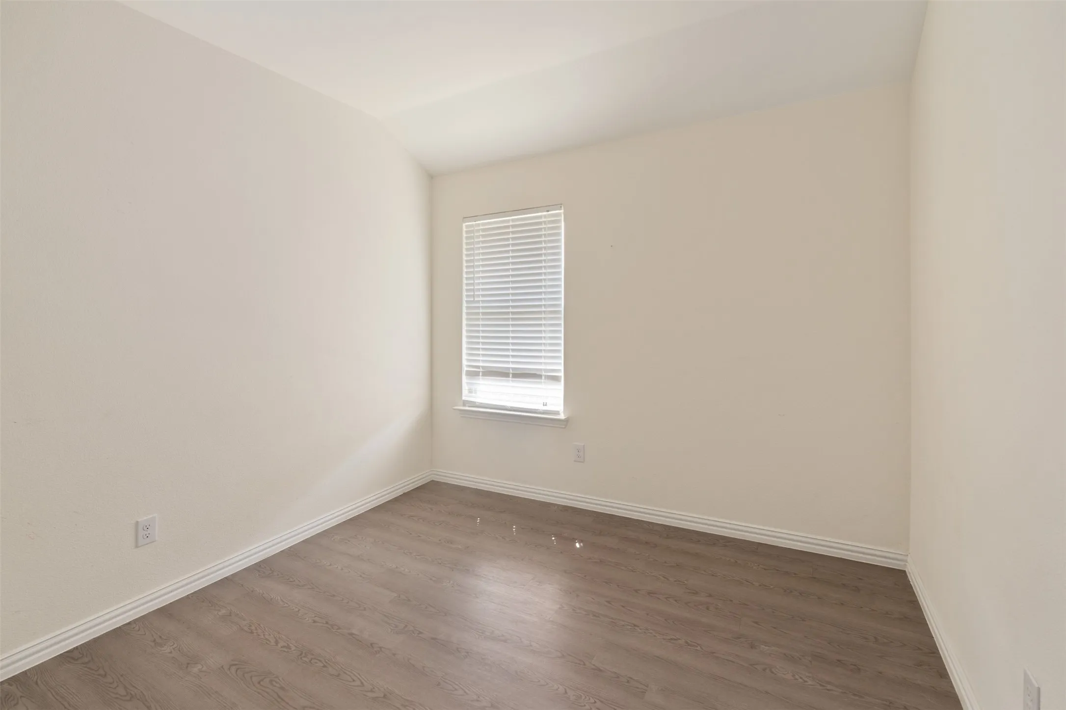 Single Family Residence For Rent in Henderson County , 117 Willowbend Loop, Mabank, Texas 75147, 4 Bedroom, 2 Bathroom, 2 Garage spaces, 1,705 Sqft, built in 2021, mls#21357091, Real Estate Agent in Mabank, Homes For Rent in Henderson county, Homes For Rent in Mabank, Realtor in Mabank Texas, Real Estate Brokerage Independent Realty Texas, Luminita Cordes Realtor