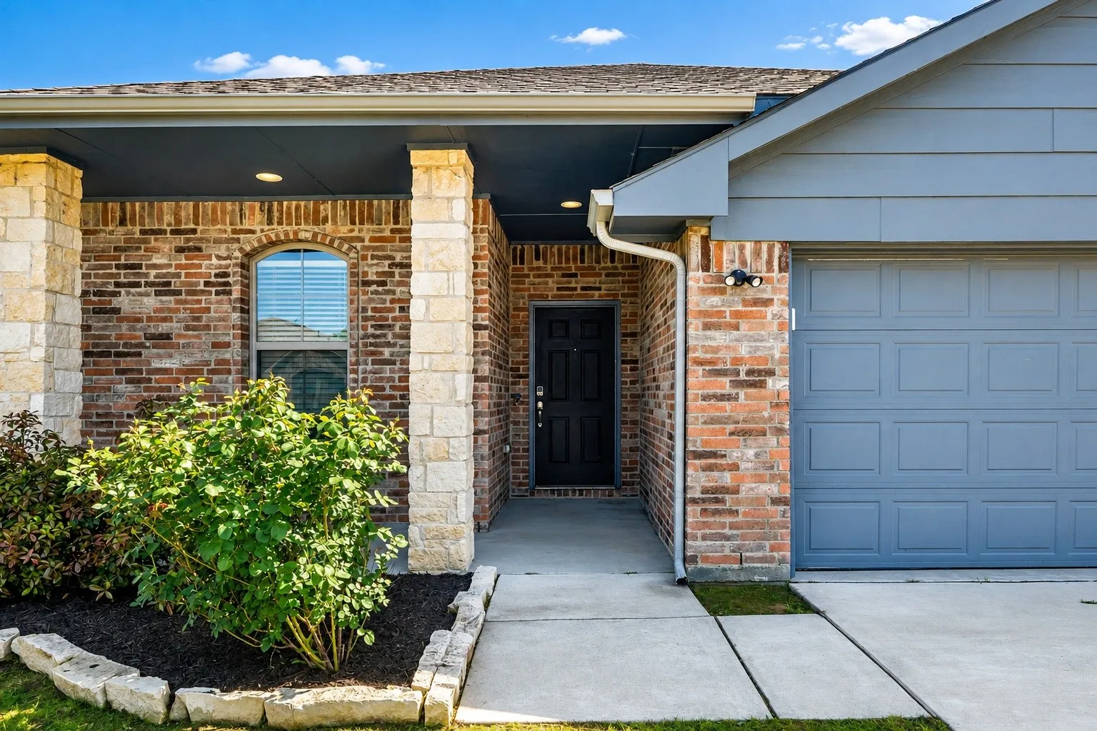Single Family Residence For Rent in Henderson County , 117 Willowbend Loop, Mabank, Texas 75147, 4 Bedroom, 2 Bathroom, 2 Garage spaces, 1,705 Sqft, built in 2021, mls#21357091, Real Estate Agent in Mabank, Homes For Rent in Henderson county, Homes For Rent in Mabank, Realtor in Mabank Texas, Real Estate Brokerage Independent Realty Texas, Luminita Cordes Realtor