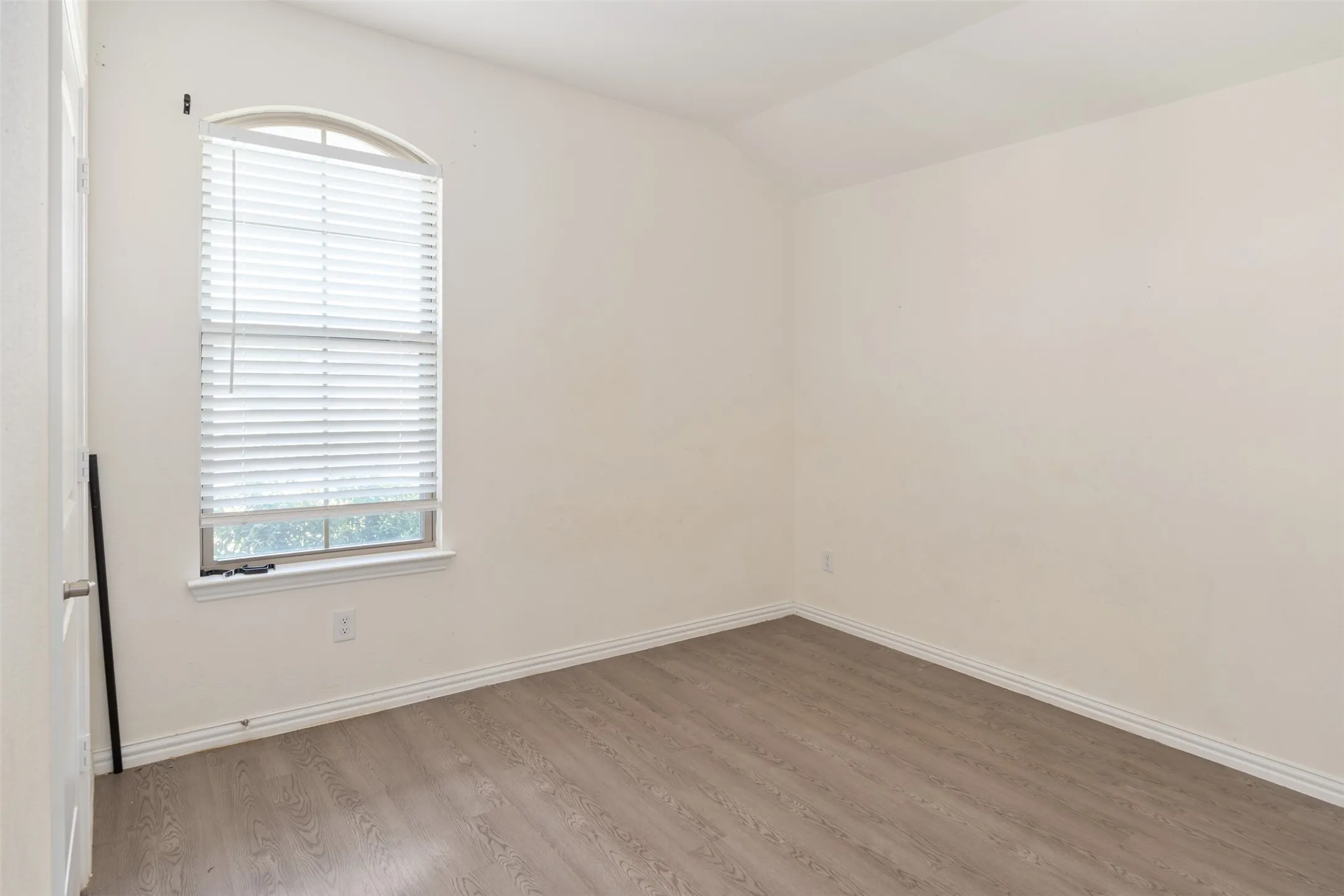 Single Family Residence For Rent in Henderson County , 117 Willowbend Loop, Mabank, Texas 75147, 4 Bedroom, 2 Bathroom, 2 Garage spaces, 1,705 Sqft, built in 2021, mls#21357091, Real Estate Agent in Mabank, Homes For Rent in Henderson county, Homes For Rent in Mabank, Realtor in Mabank Texas, Real Estate Brokerage Independent Realty Texas, Luminita Cordes Realtor