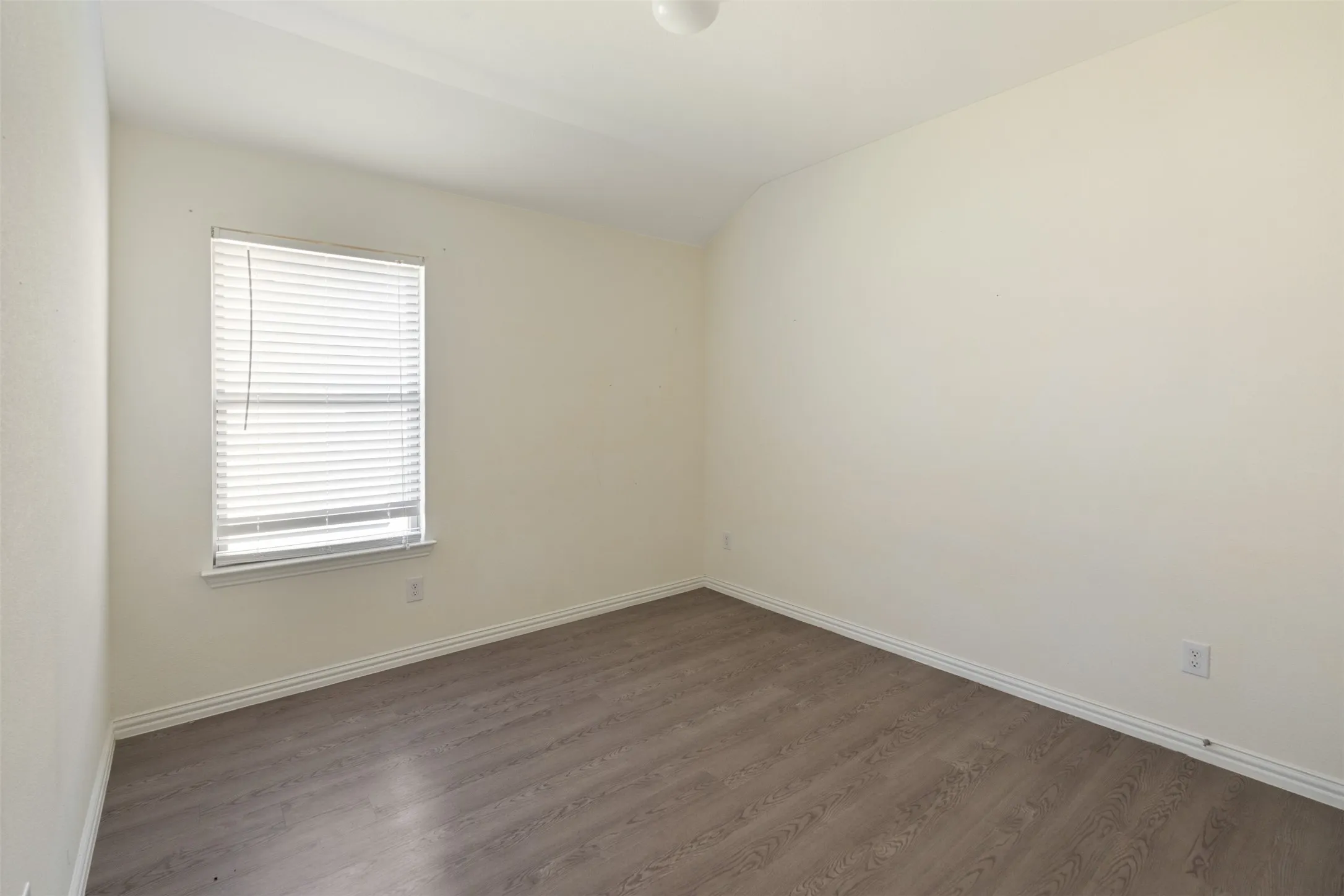 Single Family Residence For Rent in Henderson County , 117 Willowbend Loop, Mabank, Texas 75147, 4 Bedroom, 2 Bathroom, 2 Garage spaces, 1,705 Sqft, built in 2021, mls#21357091, Real Estate Agent in Mabank, Homes For Rent in Henderson county, Homes For Rent in Mabank, Realtor in Mabank Texas, Real Estate Brokerage Independent Realty Texas, Luminita Cordes Realtor