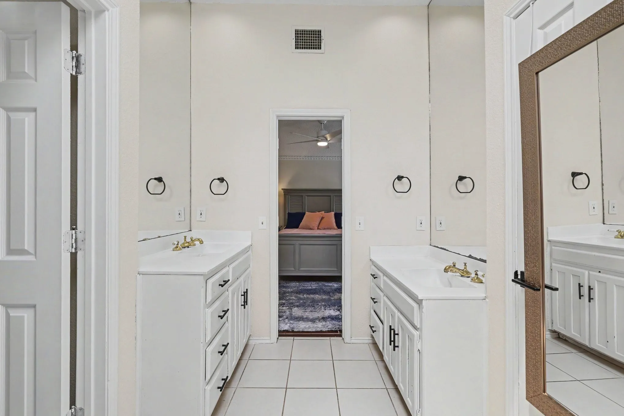 Single Family Residence For Sale in Tarrant County , 2304 Dove Meadow Court, Grapevine, Texas 76051, 4 Bedroom, 2 Bathroom, 2 Garage spaces, 2,009 Sqft, built in 1983, mls#21351139, Real Estate Agent in Grapevine, Homes For Sale in Tarrant county, Homes For Sale in Grapevine, Realtor in Grapevine Texas, Real Estate Brokerage Independent Realty Texas, Luminita Cordes Realtor