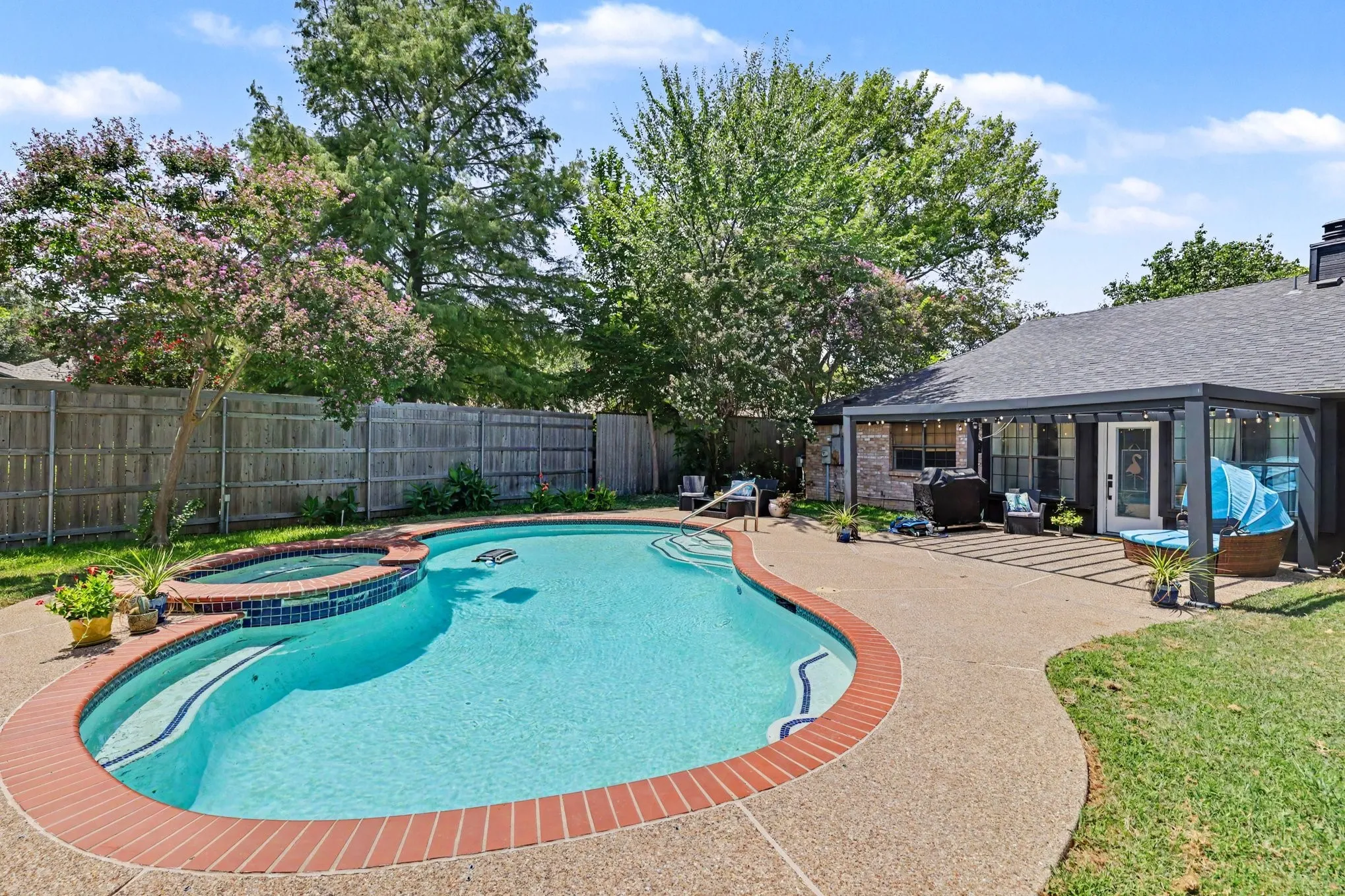 Single Family Residence For Sale in Tarrant County , 2304 Dove Meadow Court, Grapevine, Texas 76051, 4 Bedroom, 2 Bathroom, 2 Garage spaces, 2,009 Sqft, built in 1983, mls#21351139, Real Estate Agent in Grapevine, Homes For Sale in Tarrant county, Homes For Sale in Grapevine, Realtor in Grapevine Texas, Real Estate Brokerage Independent Realty Texas, Luminita Cordes Realtor