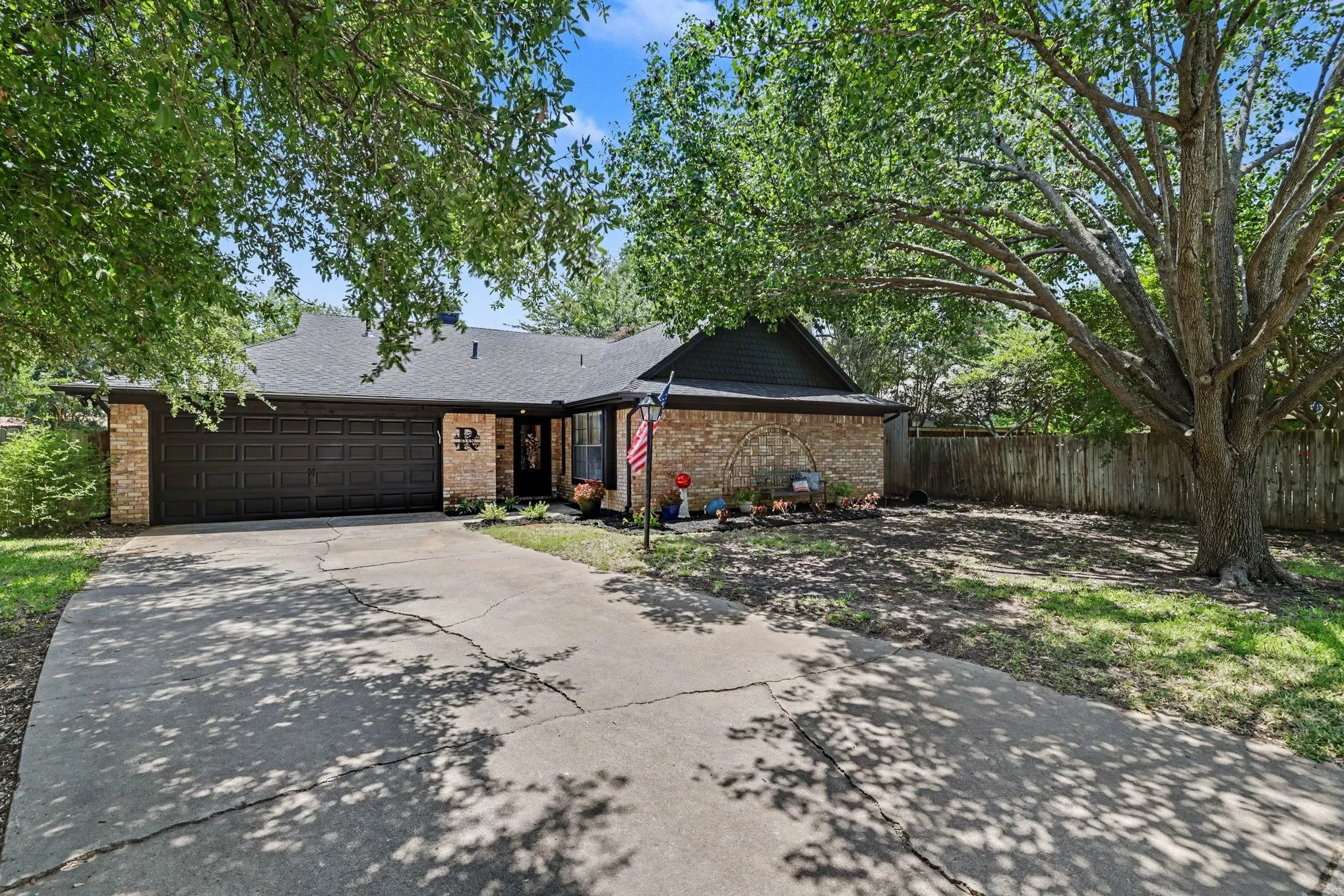 Single Family Residence For Sale in Tarrant County , 2304 Dove Meadow Court, Grapevine, Texas 76051, 4 Bedroom, 2 Bathroom, 2 Garage spaces, 2,009 Sqft, built in 1983, mls#21351139, Real Estate Agent in Grapevine, Homes For Sale in Tarrant county, Homes For Sale in Grapevine, Realtor in Grapevine Texas, Real Estate Brokerage Independent Realty Texas, Luminita Cordes Realtor
