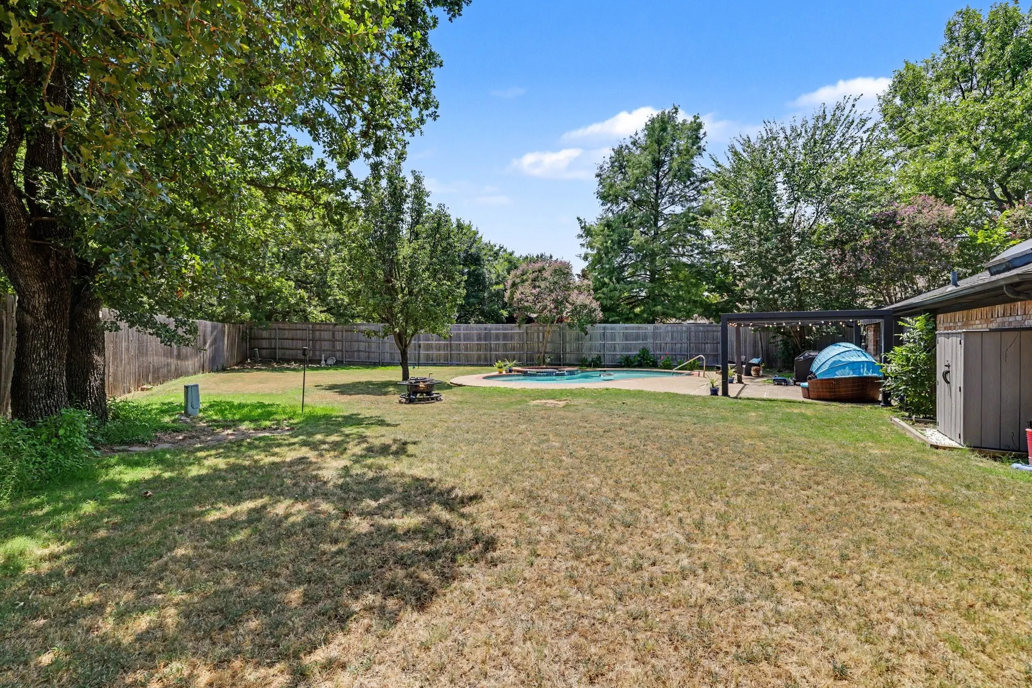 Single Family Residence For Sale in Tarrant County , 2304 Dove Meadow Court, Grapevine, Texas 76051, 4 Bedroom, 2 Bathroom, 2 Garage spaces, 2,009 Sqft, built in 1983, mls#21351139, Real Estate Agent in Grapevine, Homes For Sale in Tarrant county, Homes For Sale in Grapevine, Realtor in Grapevine Texas, Real Estate Brokerage Independent Realty Texas, Luminita Cordes Realtor