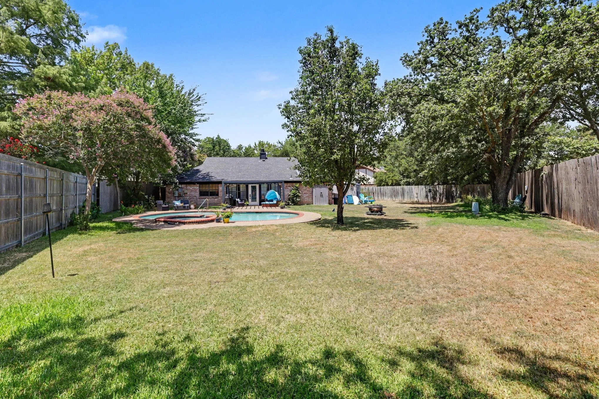 Single Family Residence For Sale in Tarrant County , 2304 Dove Meadow Court, Grapevine, Texas 76051, 4 Bedroom, 2 Bathroom, 2 Garage spaces, 2,009 Sqft, built in 1983, mls#21351139, Real Estate Agent in Grapevine, Homes For Sale in Tarrant county, Homes For Sale in Grapevine, Realtor in Grapevine Texas, Real Estate Brokerage Independent Realty Texas, Luminita Cordes Realtor