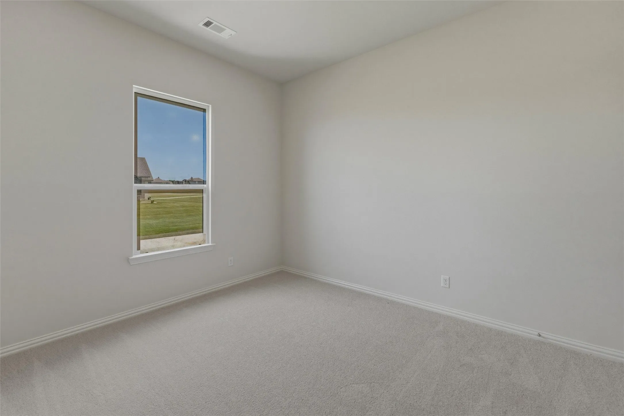 Neutral wall paint with carpet flooring