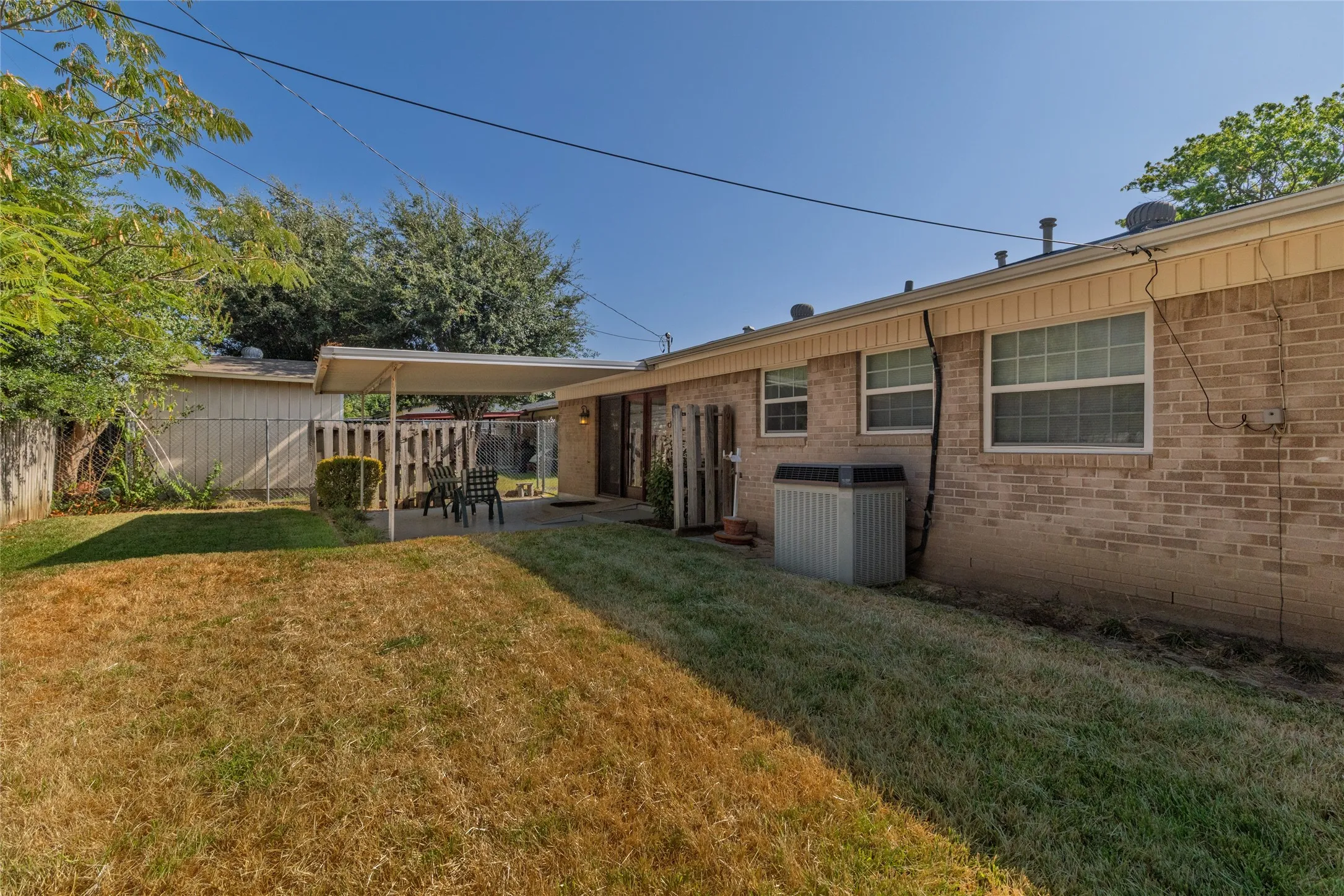 Single Family Residence For Sale in Dallas County , 3605 Pleasant Run Road, Irving, Texas 75062, 3 Bedroom, 2 Bathroom, 2 Garage spaces, 1,379 Sqft, built in 1963, mls#21358556, Real Estate Agent in Irving, Homes For Sale in Dallas county, Homes For Sale in Irving, Realtor in Irving Texas, Real Estate Brokerage Independent Realty Texas, Luminita Cordes Realtor