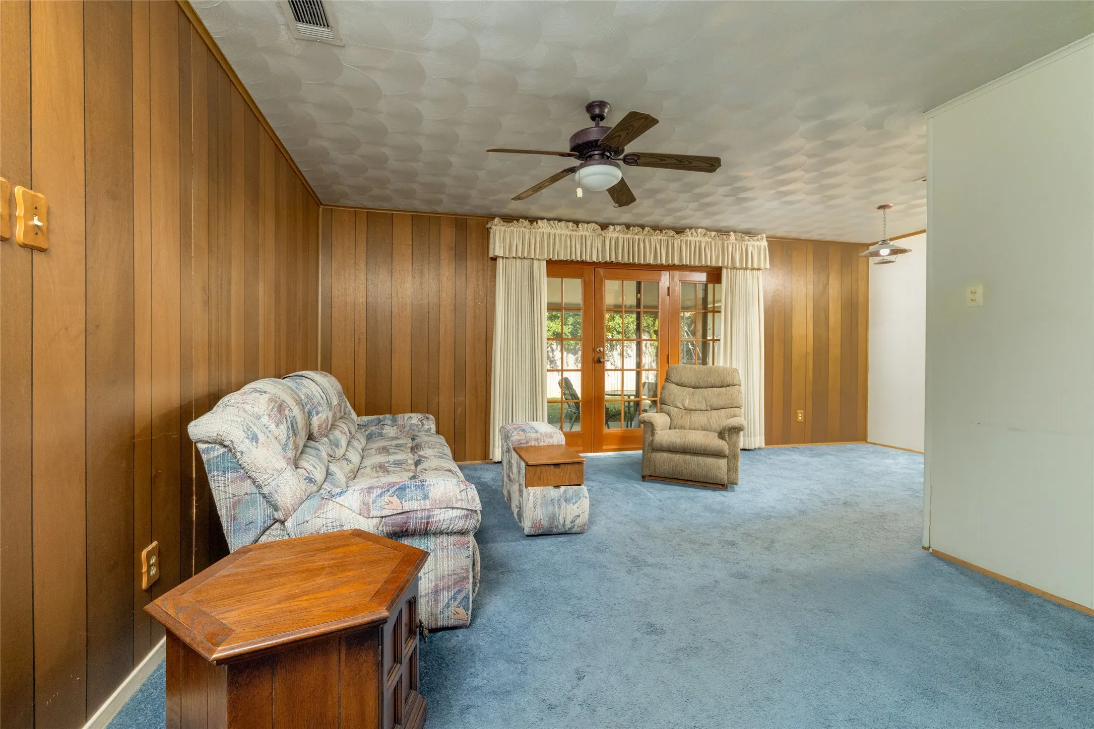 Single Family Residence For Sale in Dallas County , 3605 Pleasant Run Road, Irving, Texas 75062, 3 Bedroom, 2 Bathroom, 2 Garage spaces, 1,379 Sqft, built in 1963, mls#21358556, Real Estate Agent in Irving, Homes For Sale in Dallas county, Homes For Sale in Irving, Realtor in Irving Texas, Real Estate Brokerage Independent Realty Texas, Luminita Cordes Realtor