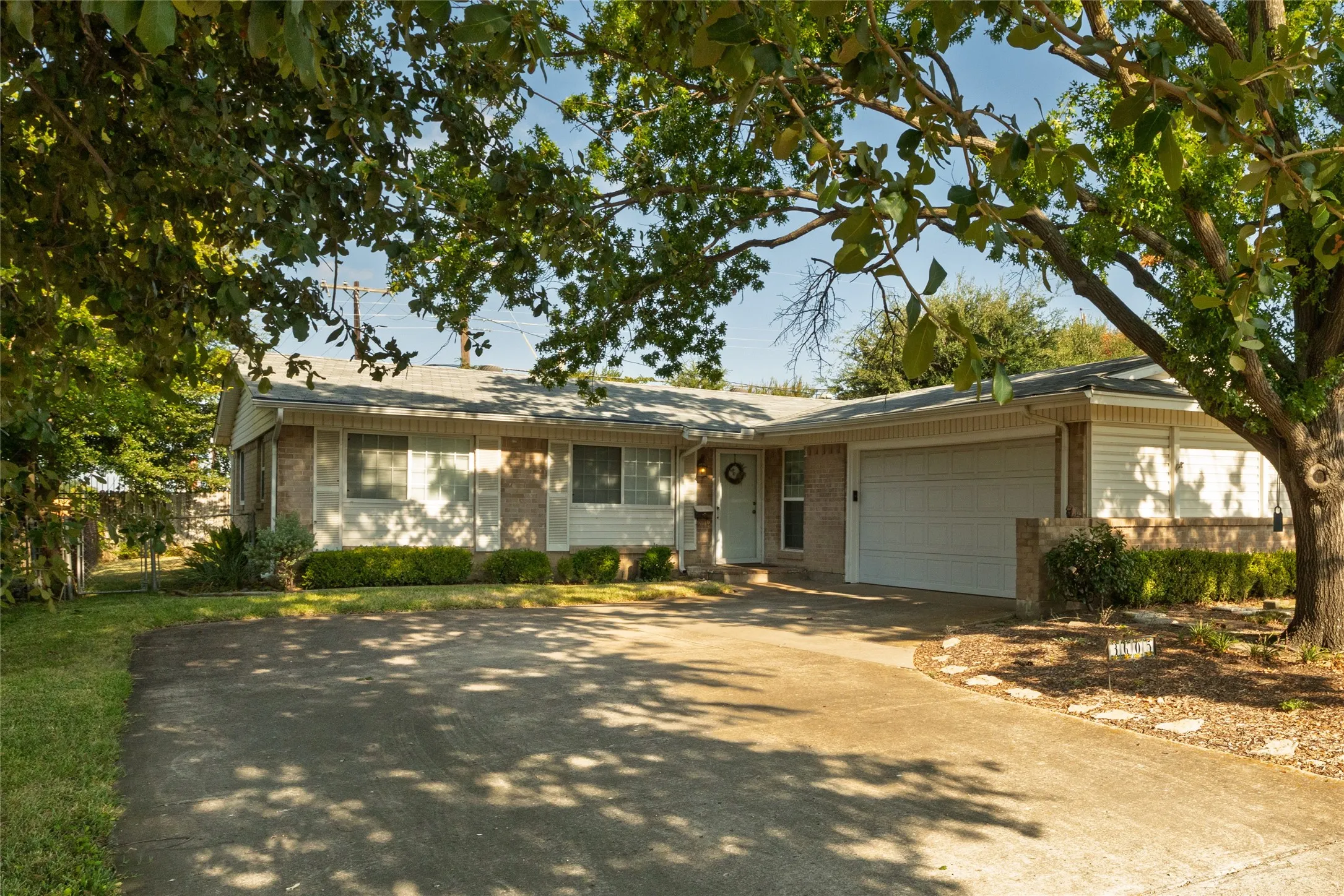 Single Family Residence For Sale in Dallas County , 3605 Pleasant Run Road, Irving, Texas 75062, 3 Bedroom, 2 Bathroom, 2 Garage spaces, 1,379 Sqft, built in 1963, mls#21358556, Real Estate Agent in Irving, Homes For Sale in Dallas county, Homes For Sale in Irving, Realtor in Irving Texas, Real Estate Brokerage Independent Realty Texas, Luminita Cordes Realtor