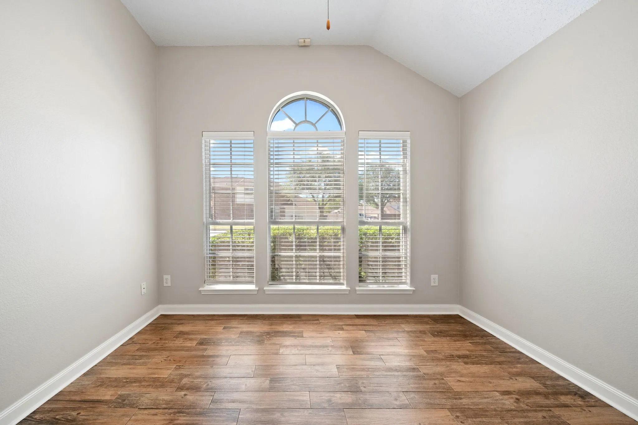 Single Family Residence For Rent in Collin County , 7512 Brookview Drive, Frisco, Texas 75034, 3 Bedroom, 2 Bathroom, 2 Garage spaces, 1,801 Sqft, built in 1997, mls#21357760, Real Estate Agent in Frisco, Homes For Rent in Collin county, Homes For Rent in Frisco, Realtor in Frisco Texas, Real Estate Brokerage Independent Realty Texas, Luminita Cordes Realtor