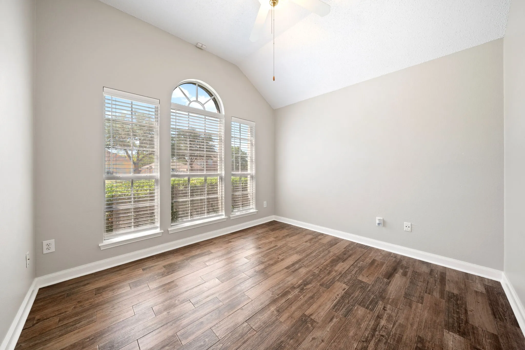 Single Family Residence For Rent in Collin County , 7512 Brookview Drive, Frisco, Texas 75034, 3 Bedroom, 2 Bathroom, 2 Garage spaces, 1,801 Sqft, built in 1997, mls#21357760, Real Estate Agent in Frisco, Homes For Rent in Collin county, Homes For Rent in Frisco, Realtor in Frisco Texas, Real Estate Brokerage Independent Realty Texas, Luminita Cordes Realtor
