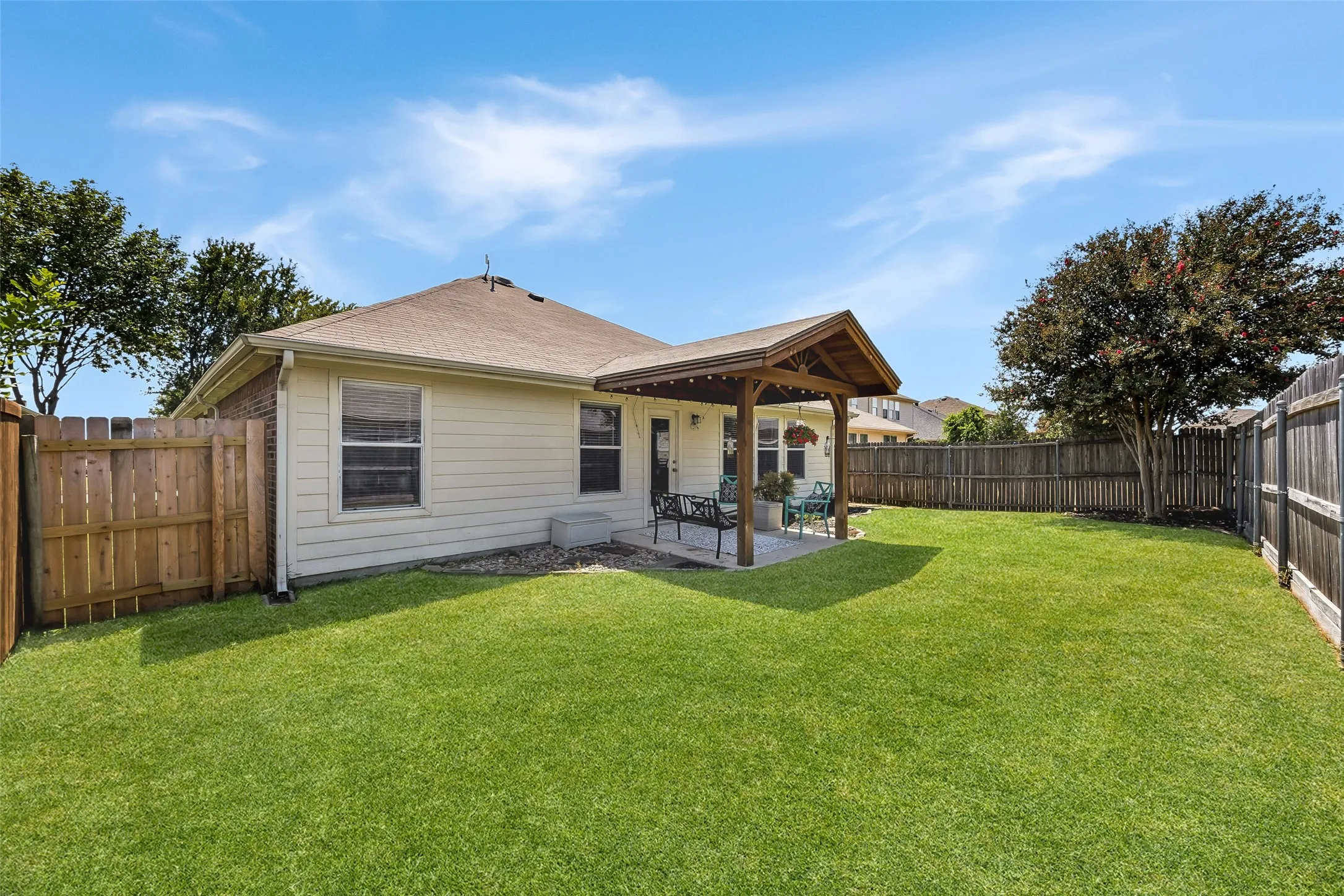 Single Family Residence For Sale in Collin County , 821 Austin Lane, Lavon, Texas 75166, 4 Bedroom, 2 Bathroom, 2 Garage spaces, 1,790 Sqft, built in 2006, mls#21350013, Real Estate Agent in Lavon, Homes For Sale in Collin county, Homes For Sale in Lavon, Realtor in Lavon Texas, Real Estate Brokerage Independent Realty Texas, Luminita Cordes Realtor